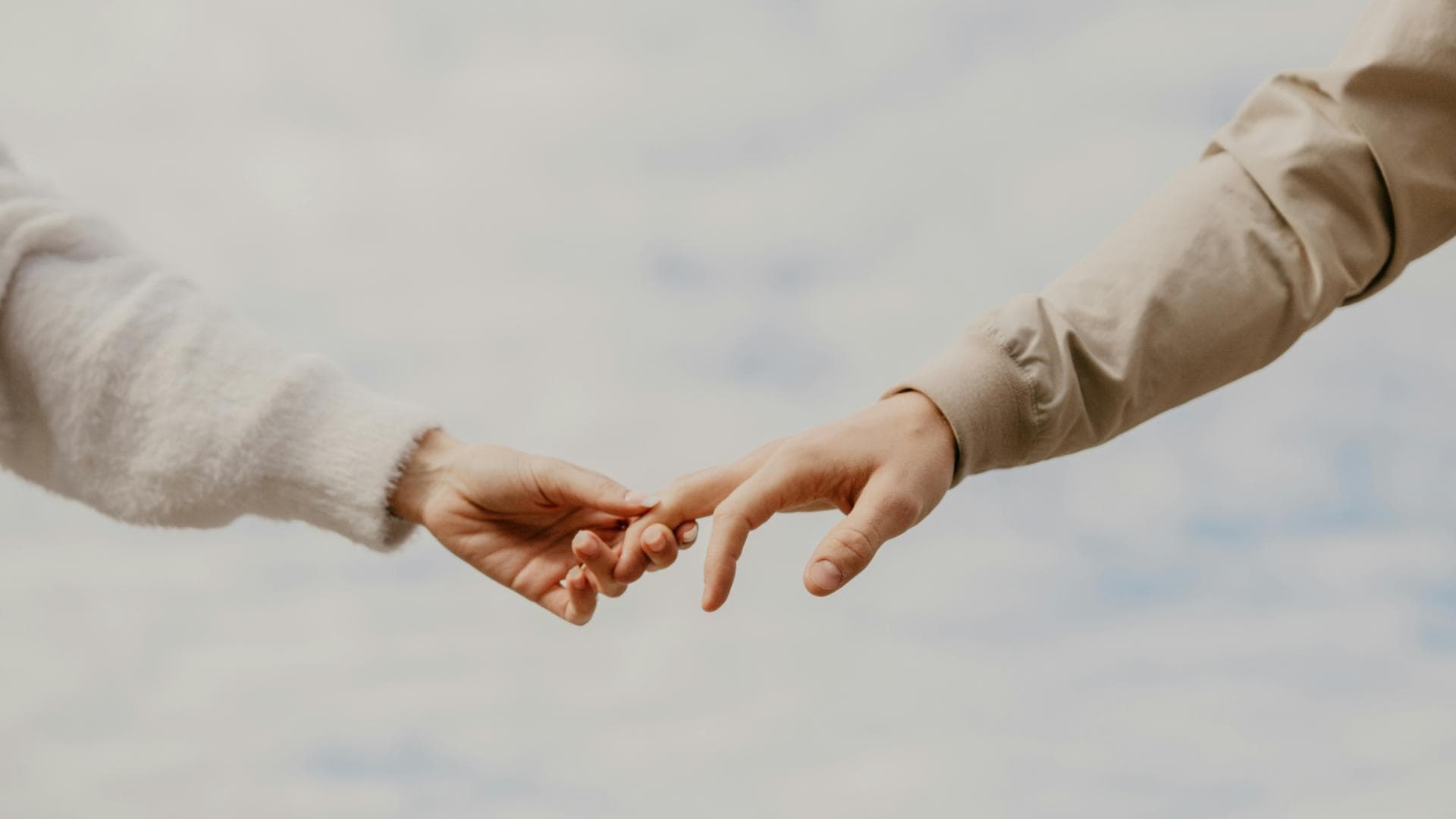 Pärchen hält Händchen Pärchen hält Händchen