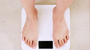 Abnehmen beginnt im Kopf! Eine Frau versucht abzunehmen