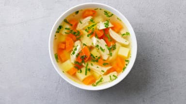 Hühnersuppe ist ein beliebtes Hausmittel gegen Erkältung Hühnersuppe bei Erkältung