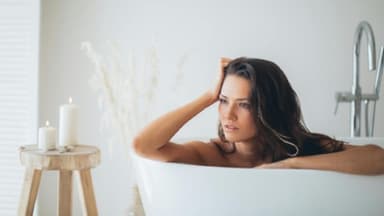 Eine Frau sitzt in der Badewanne