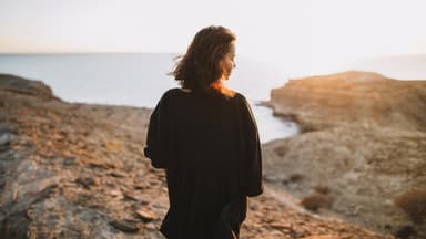 Auszeit auf Gran Canaria Frau am Meer auf Gran Canaria