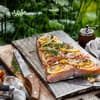 Rezept für gegrillten Lachs Gegrillter Lachs mit Zitronenscheiben und frischen Kräutern