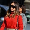 Beige und Rot sind die perfekte Kombi für den Frühling Victoria Beckham bei der Fashion Week in Paris