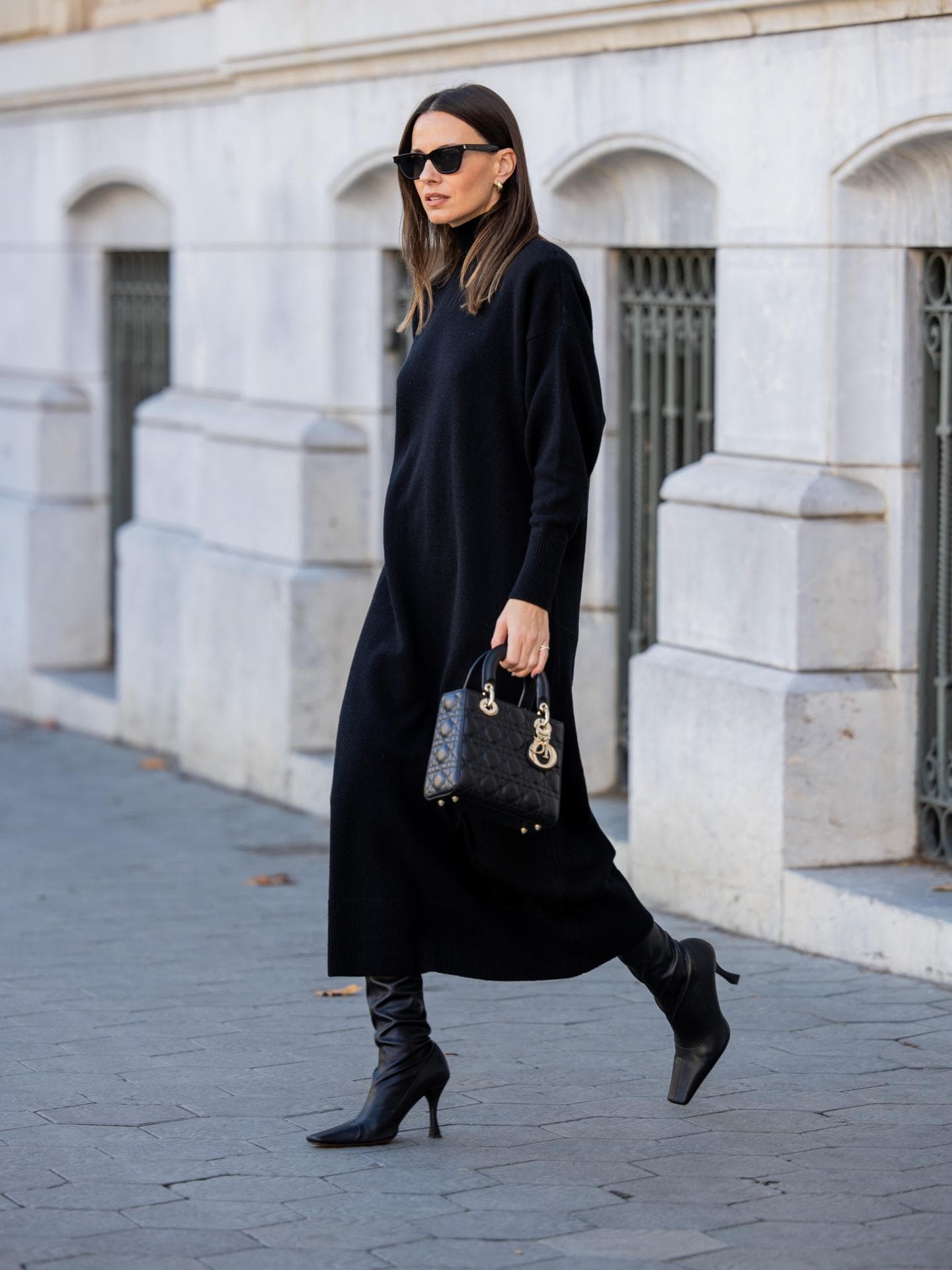 Hohe Schuhe machen das Strickkleid besonders elegant Zina Charkoplia im Streetstyle