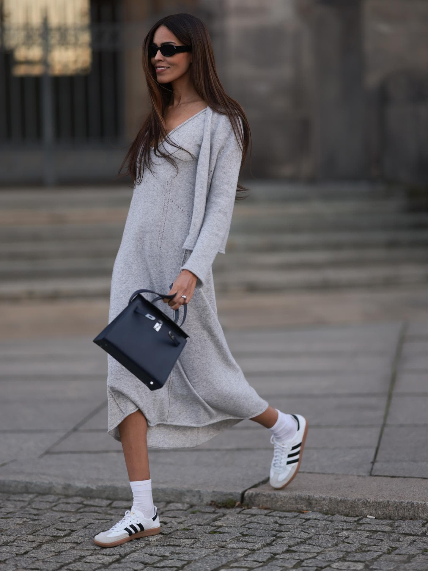 Retro-Sneaker Frau trägt Adidas Samba