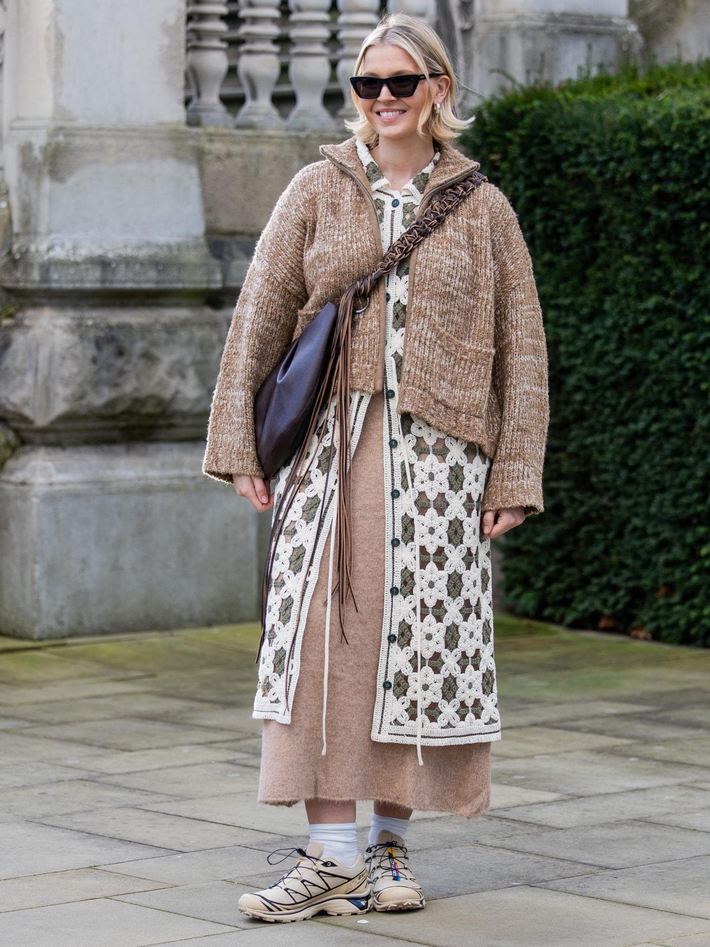 Trekking-Sneakers Frau trägt Trekking-Sneakers