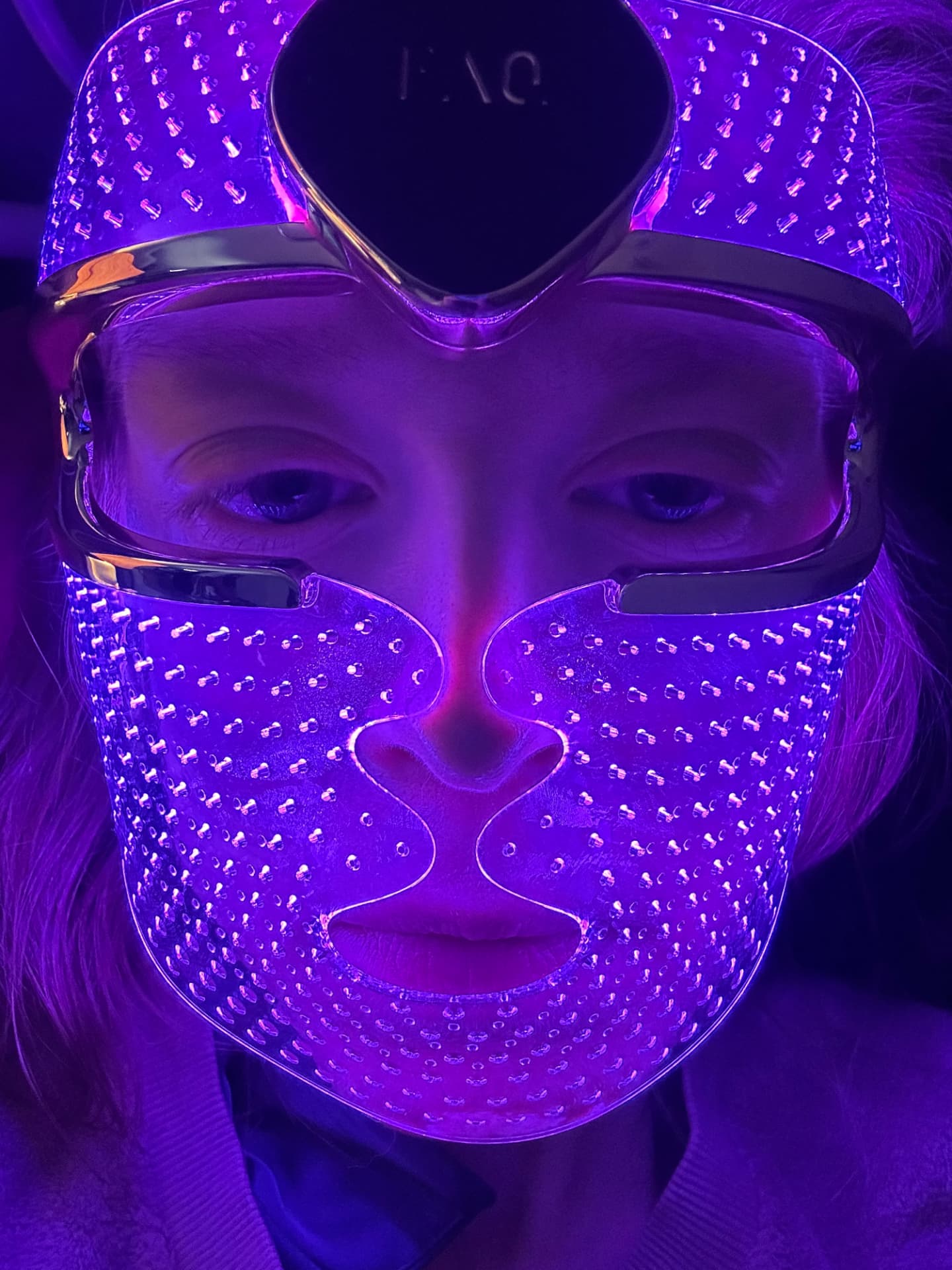Die LED-Maske von Foreo sitzt sehr angenehm und drückt nicht Foreo Maske Erfahrungen - das Gerät im Test