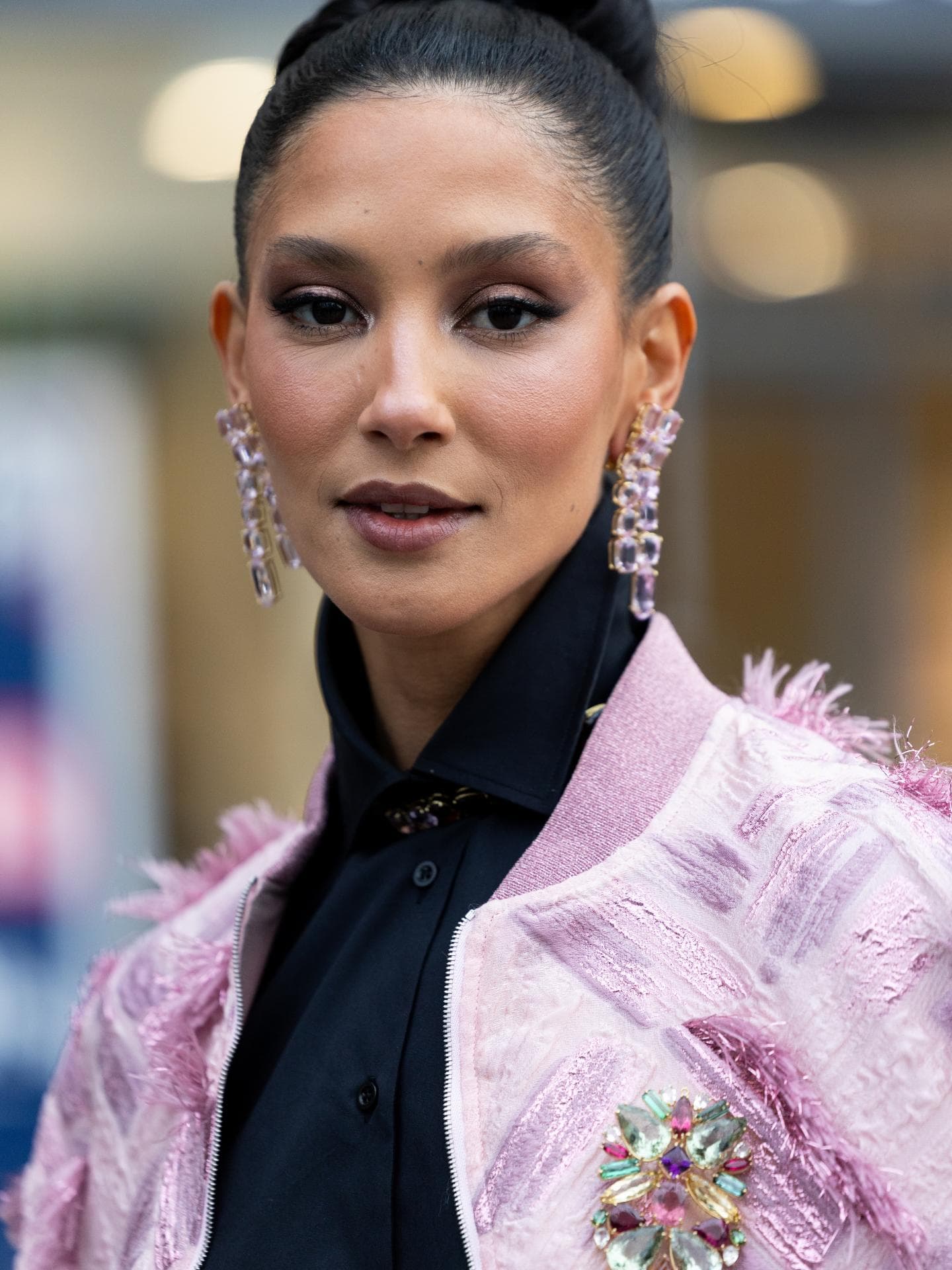 Schmuck-Trends 2026 Strassohrringe und Brosche Streetstyle