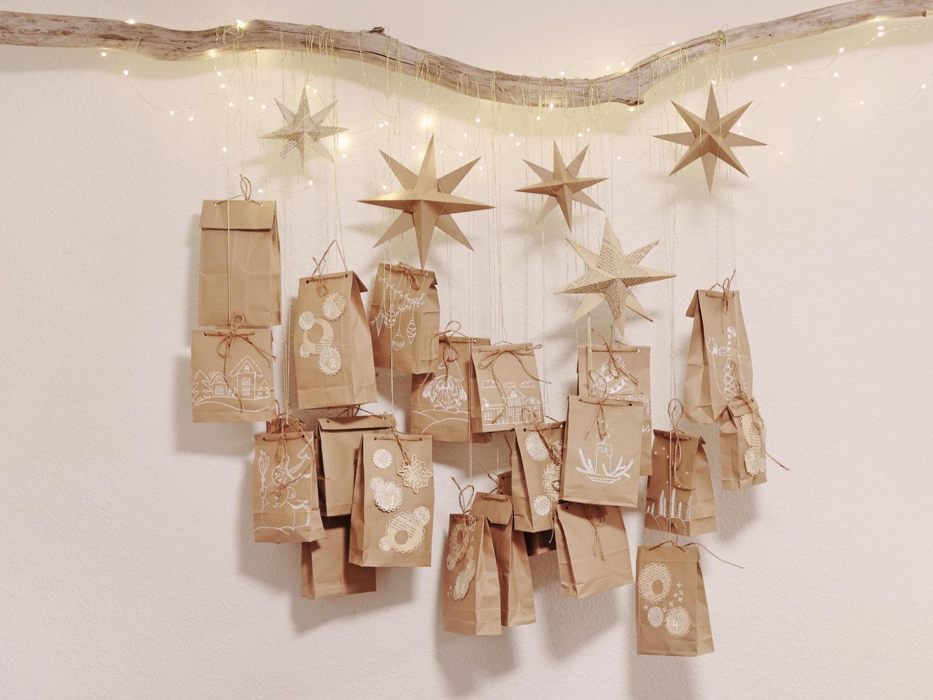 Sie können die Tüten auch an einen Ast hängen Adventskalender an einem Ast