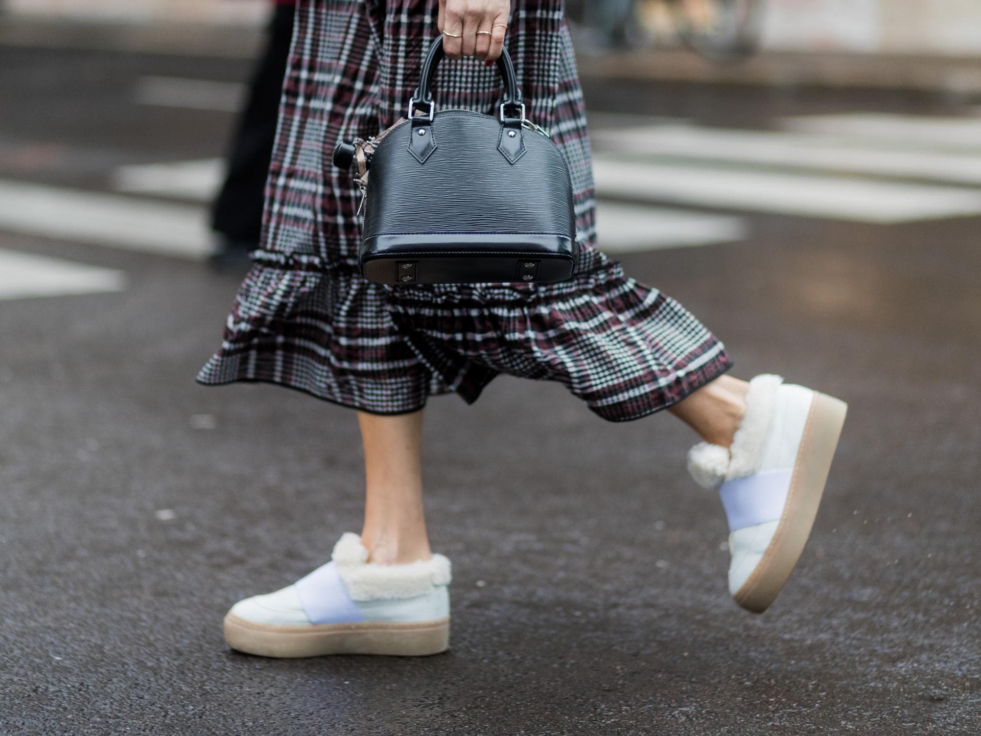 Frau trägt warme Sneaker Frau trägt warme Sneaker