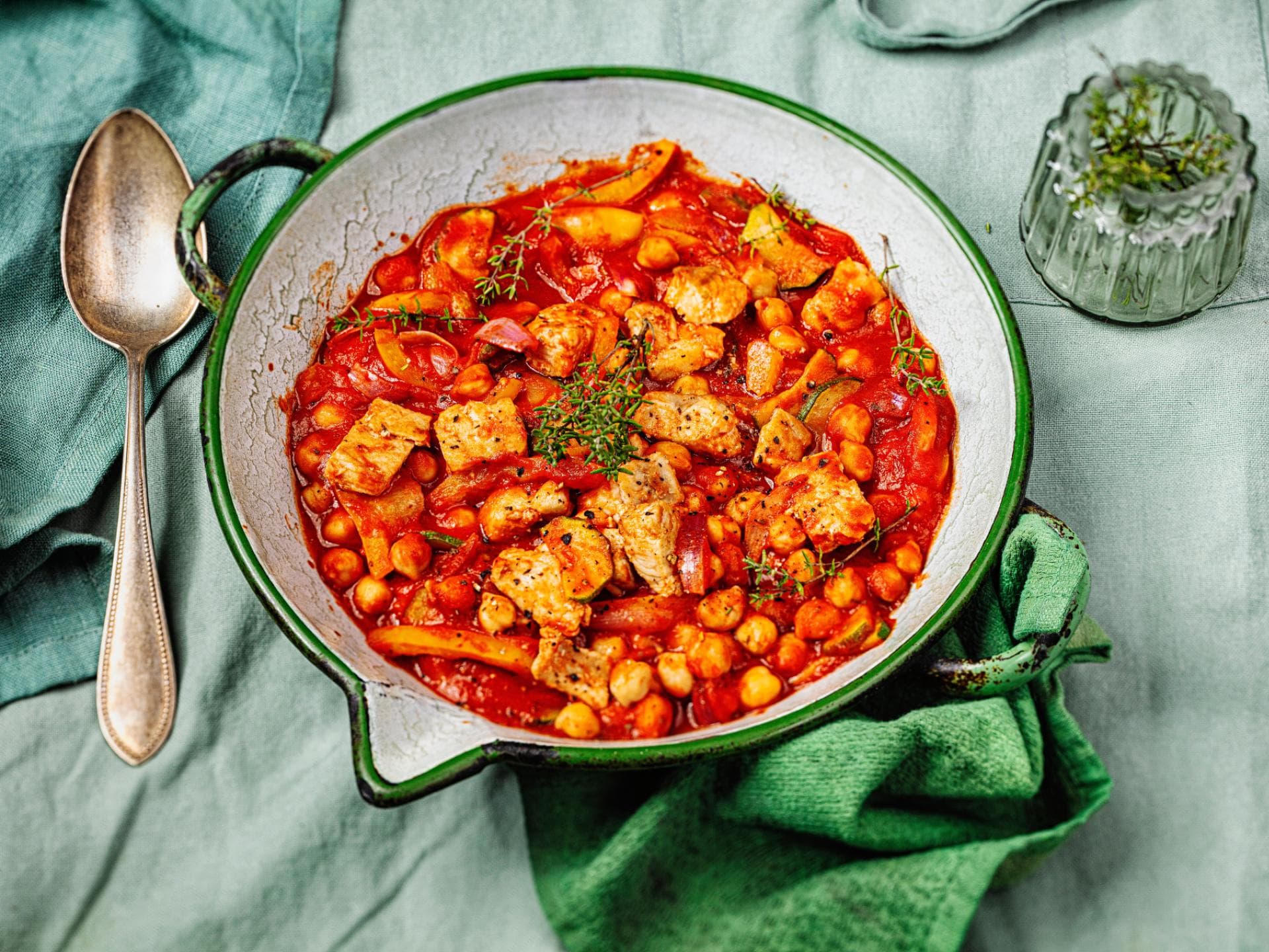 Lachspfanne mit buntem Gemüse und Kichererbsen. Lachspfanne mit buntem Gemüse und Kichererbsen.