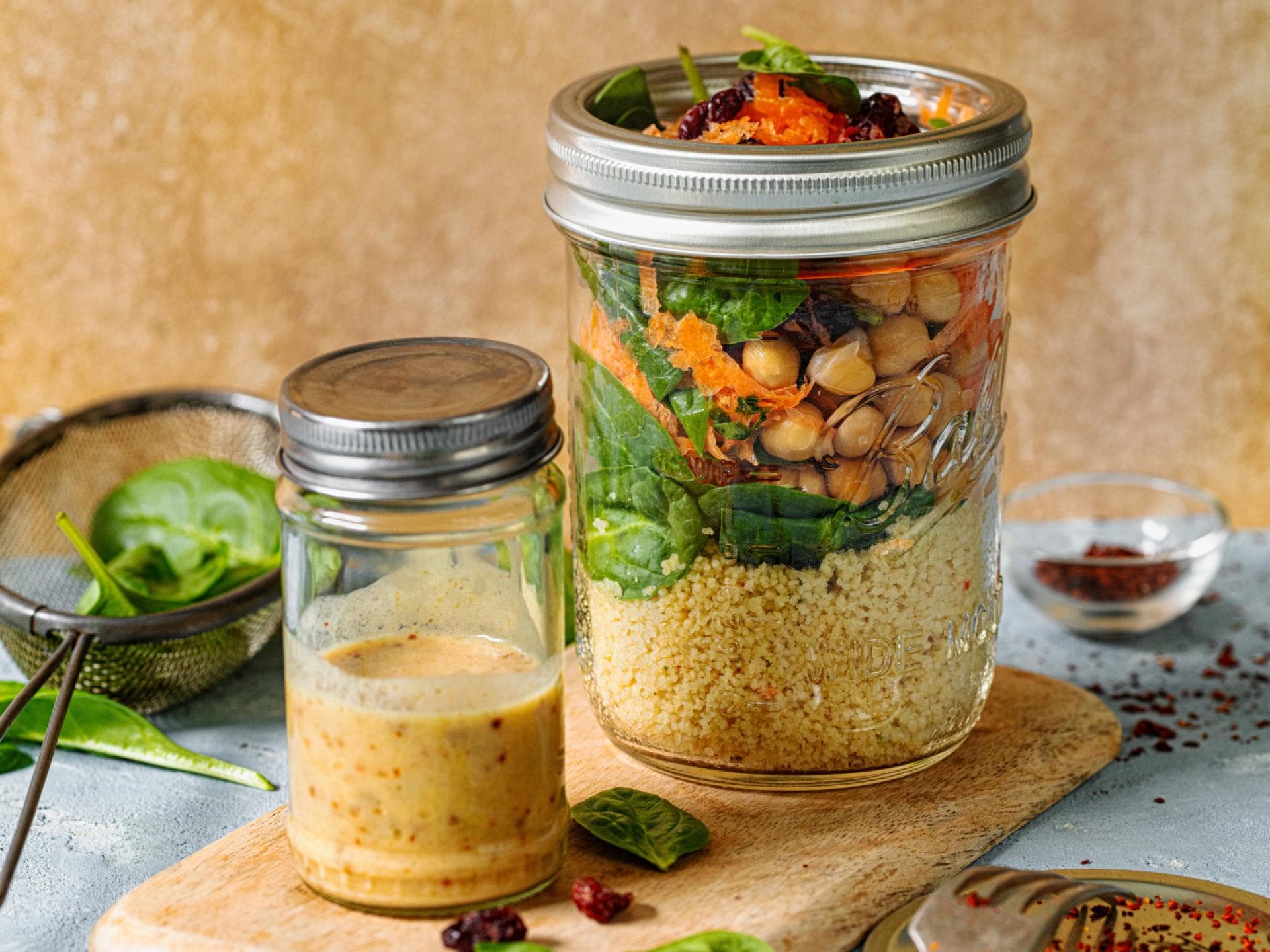 Couscous mit Kichererbsen und Spinat im Glas Couscous mit Kichererbsen und Spinat im Glas