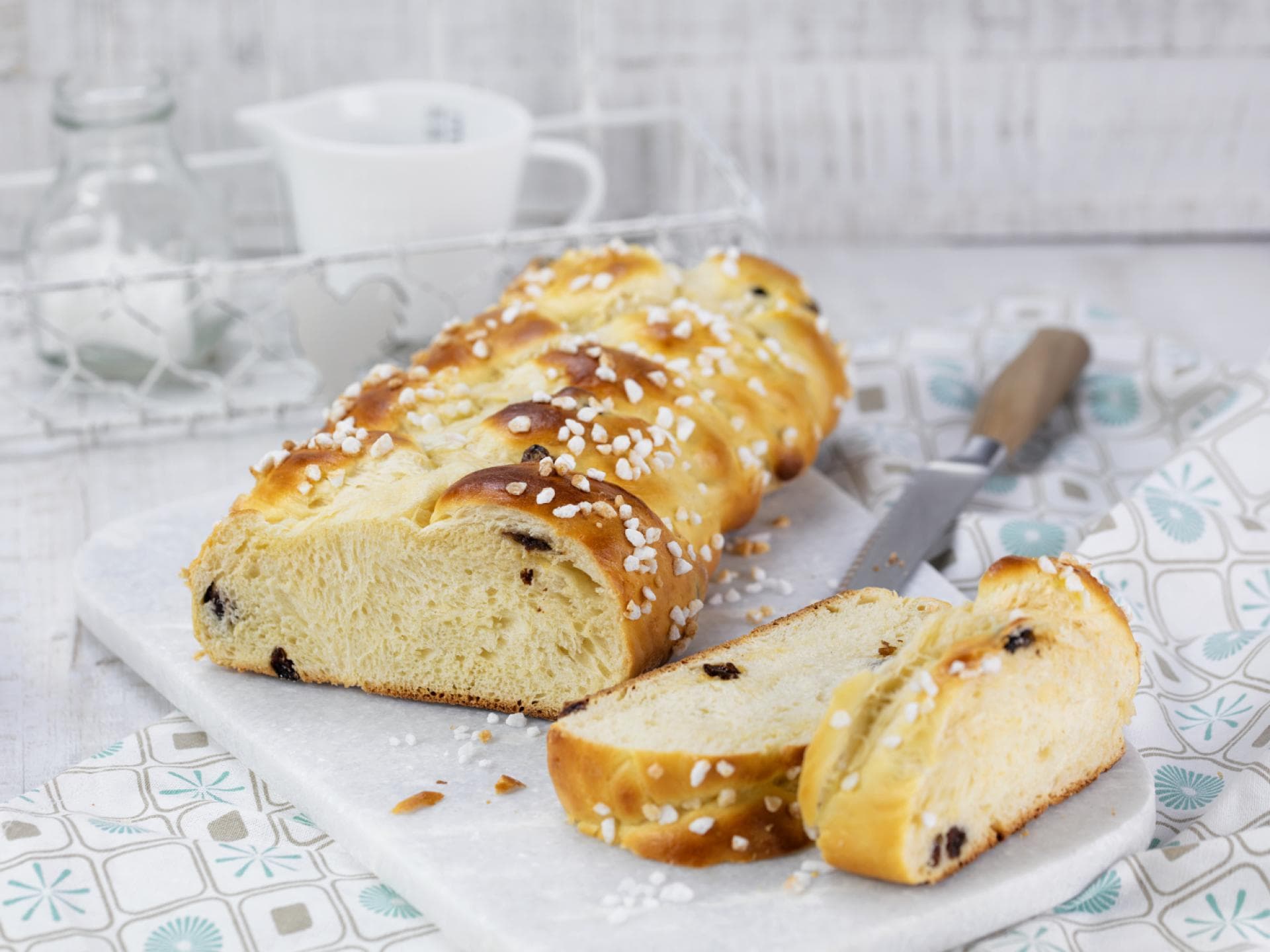 Hefezopf mit Hagelzucker Hefezopf mit Hagelzucker