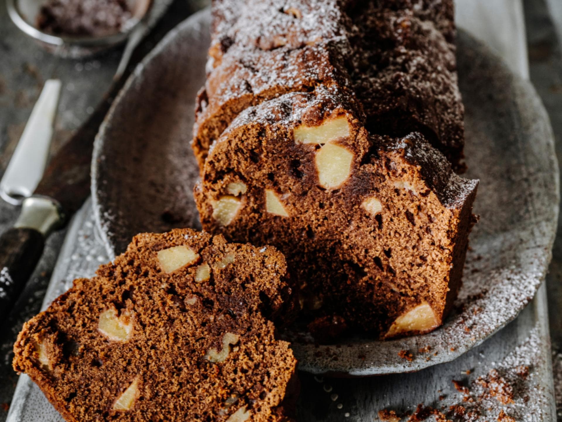 Kindergeburtstag-Kuchen Schokokuchen mit Quitte und Walnüssen