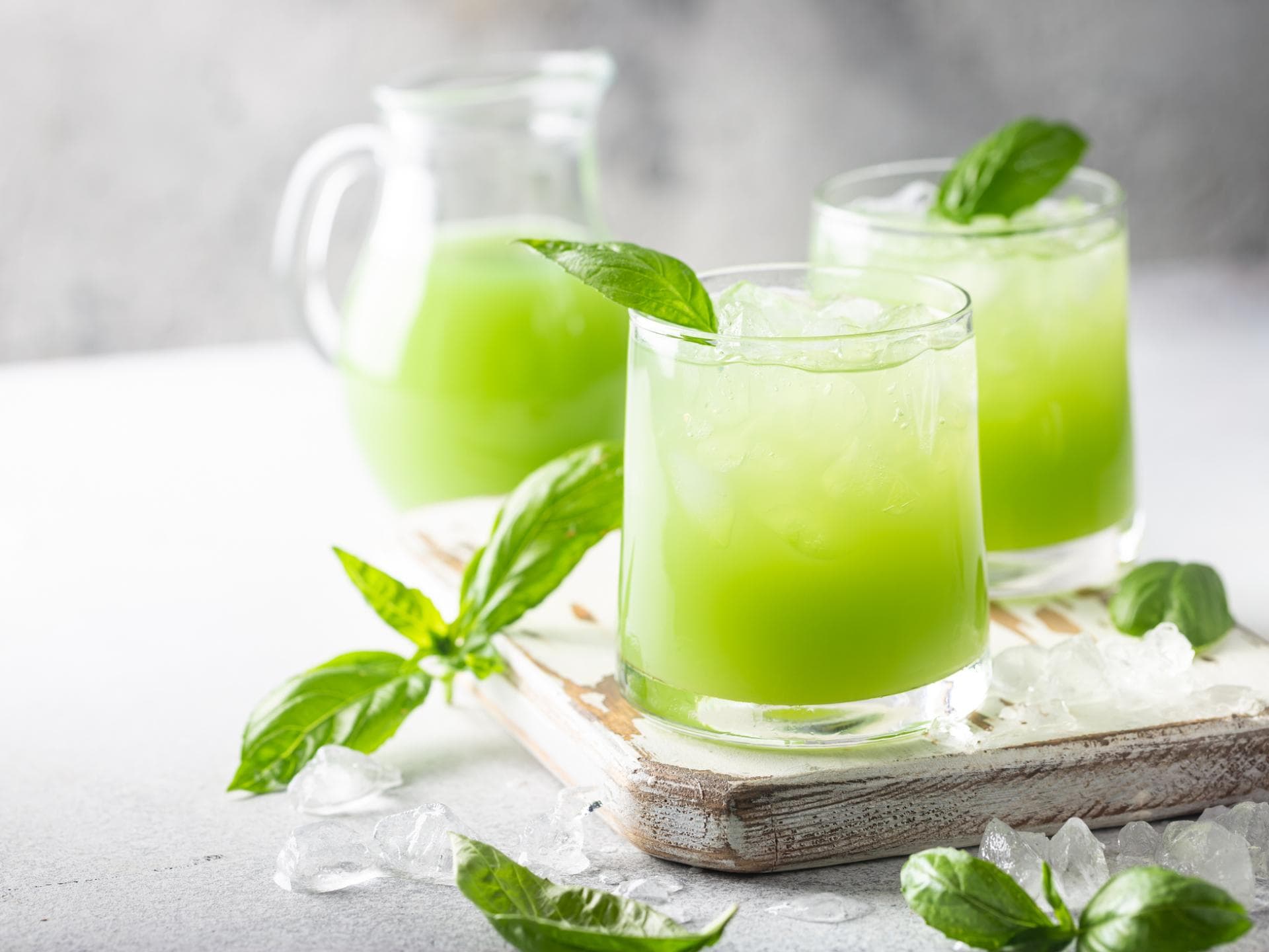 Basilikum Limonade im Glas Basilikum Limonade im Glas