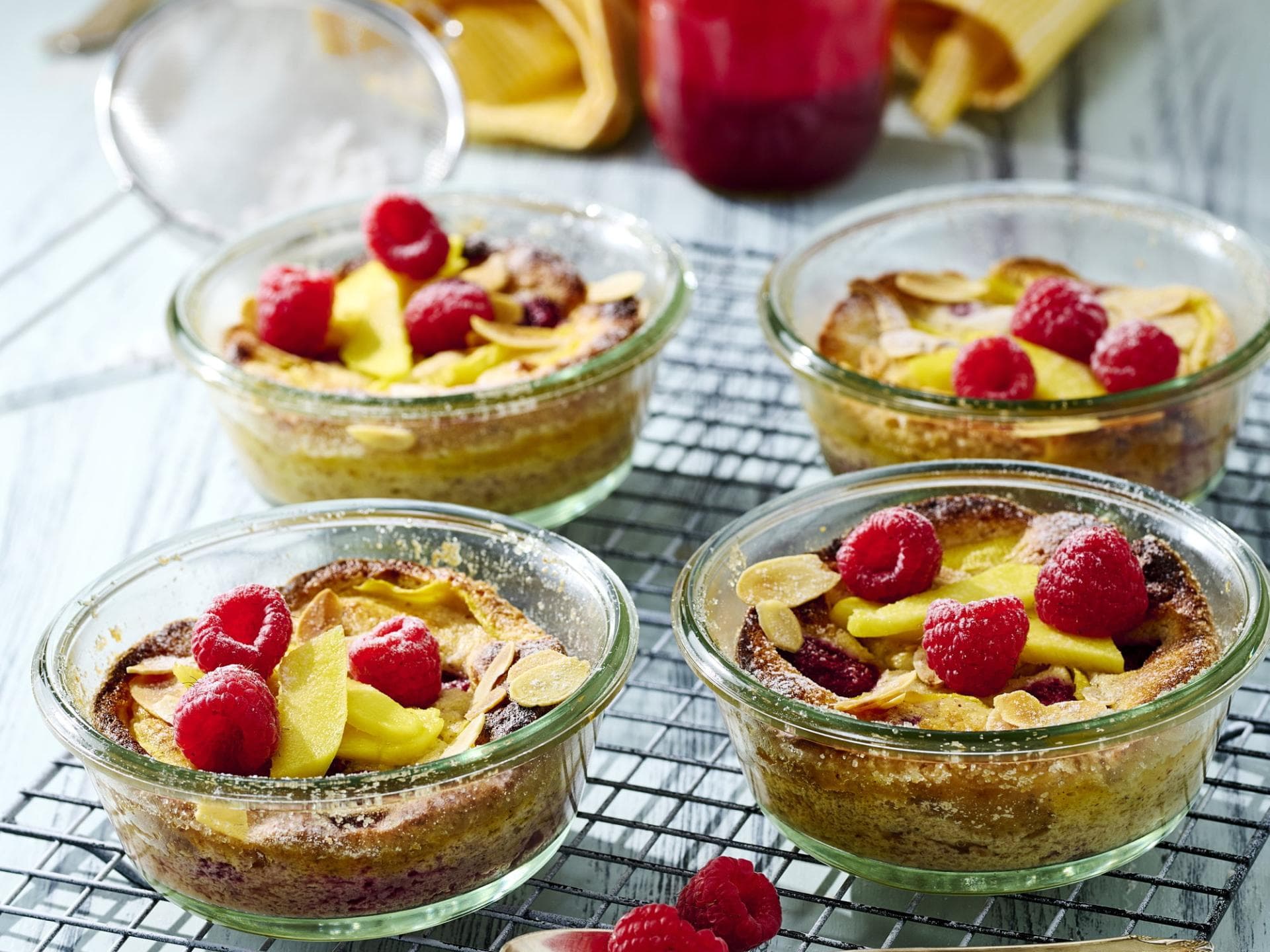 Ricotta-Auflauf mit Mango und Himbeeren Ricotta-Auflauf mit Mango und Himbeeren