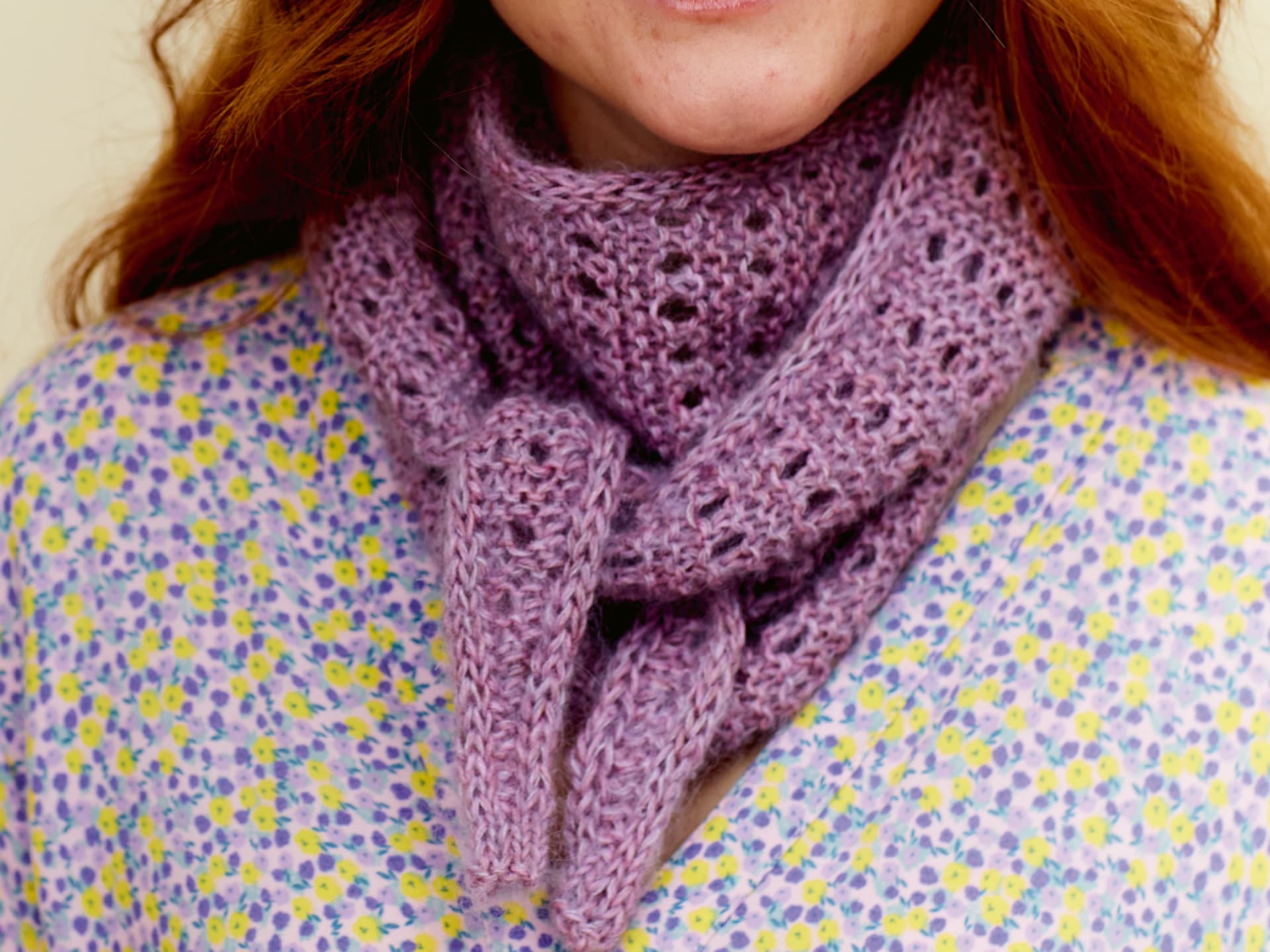 Strickanleitung für Brigitte Zimmermanns Schaltuch Model mit violettem Schaltuch von Brigitte Zimmermann