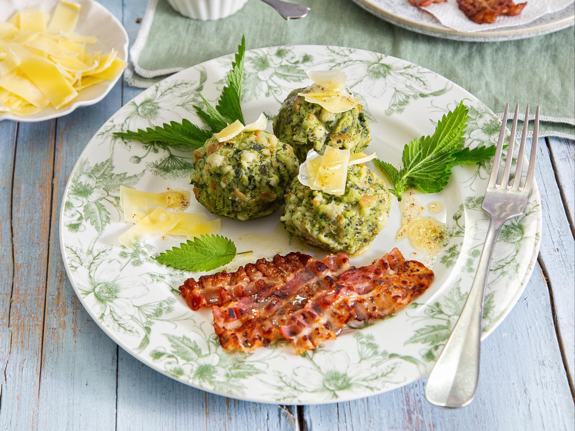 Brennnesselknödel mit Speck und Bergkäse Brennnesselknödel mit Speck und Bergkäse