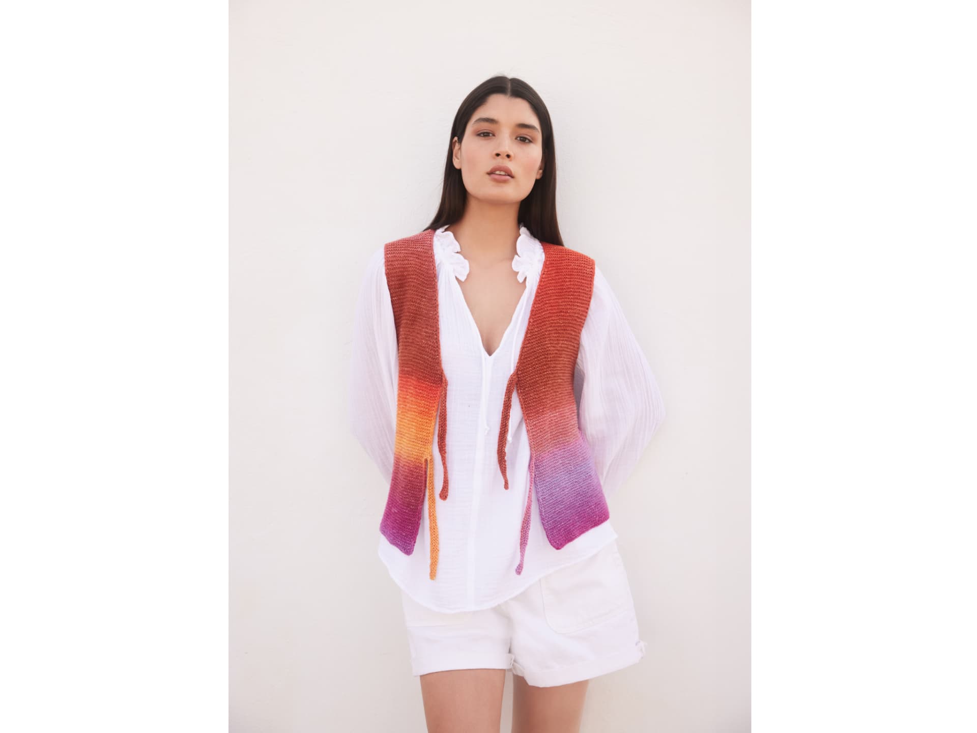 Strickanleitung für die ärmellose Weste von Lana Grossa Model in ärmelloser Weste von Lana Grossa