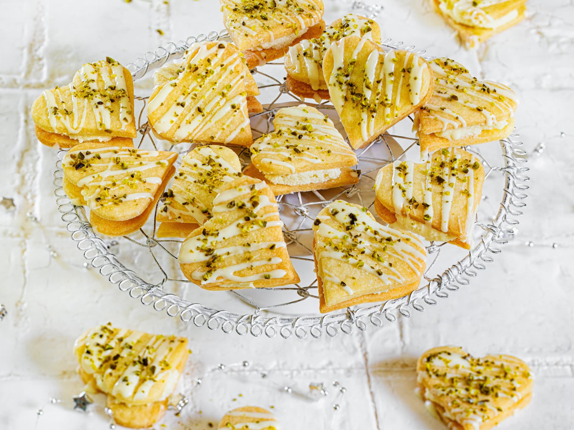 Gefüllte Herzen mit weißer Zitronen-Schokolade