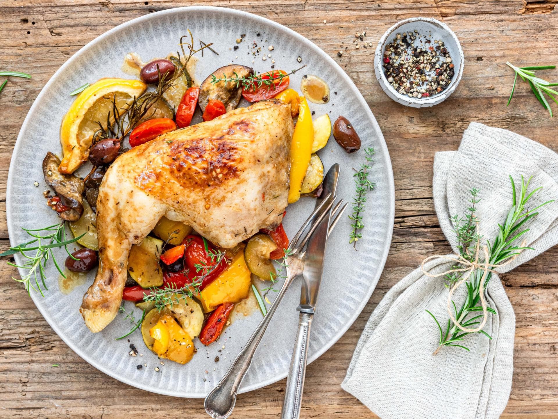 Hähnchenkeule mit buntem Gemüse Hähnchenkeule mit buntem Gemüse
