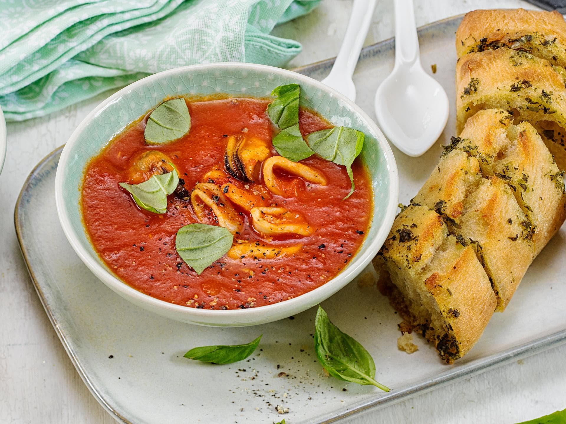 Tomatensuppe mit Meeresfrüchten und Knoblauchbrot Tomatensuppe mit Meeresfrüchten und Knoblauchbrot