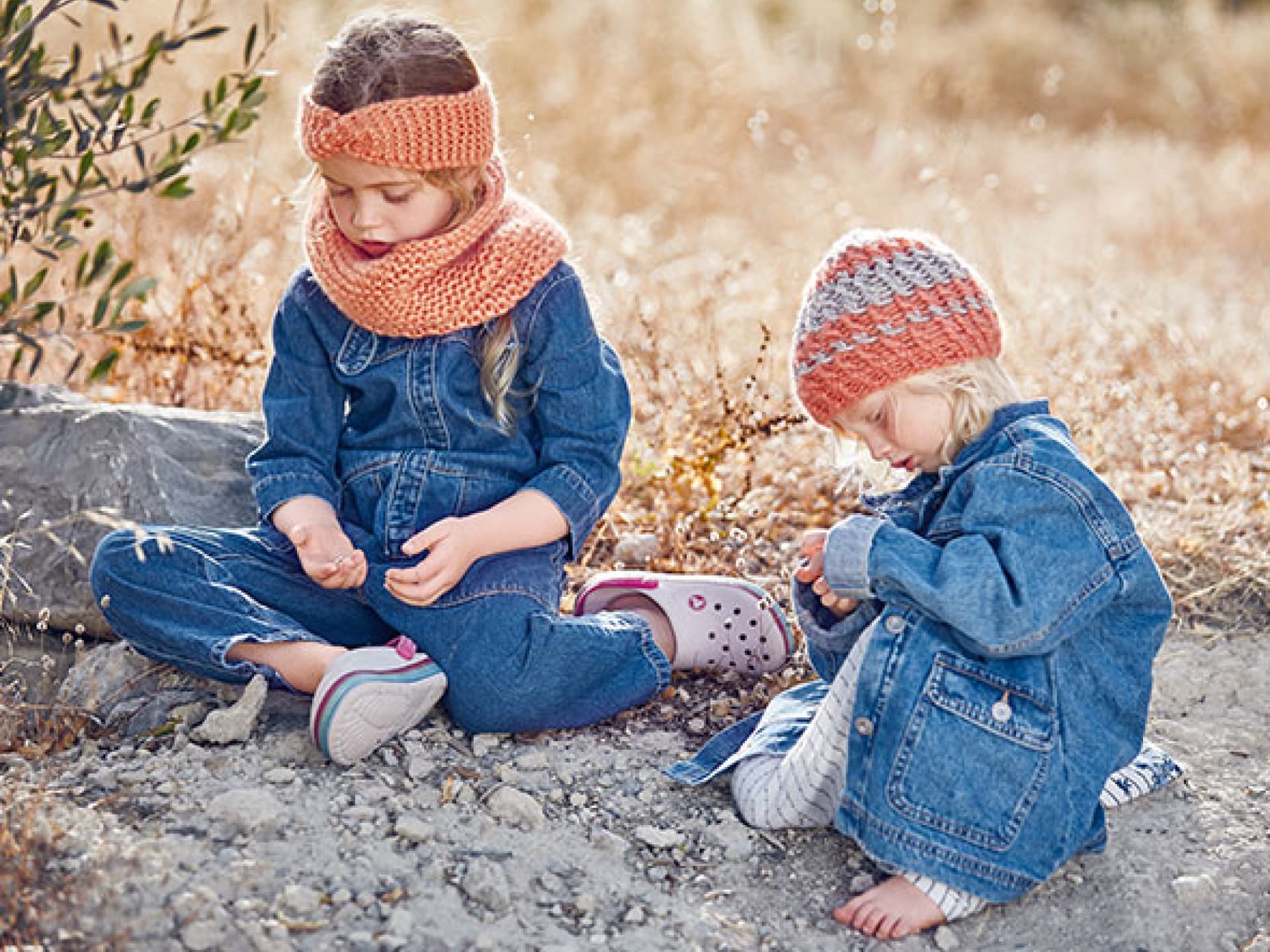 Strickanleitung für Kindermütze und Loopschal aus Kaschmir von Lana Grossa Kinder mit gestrickter Kaschmirmütze und Loopschal von Lana Grossa