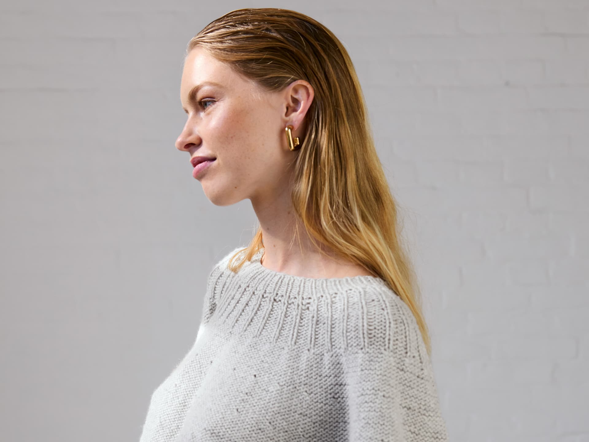 Strickanleitung für den Cashmere Kiss Pullover von Lana Grossa Model in gestricktem Kaschmirpullover von Lana Grossa