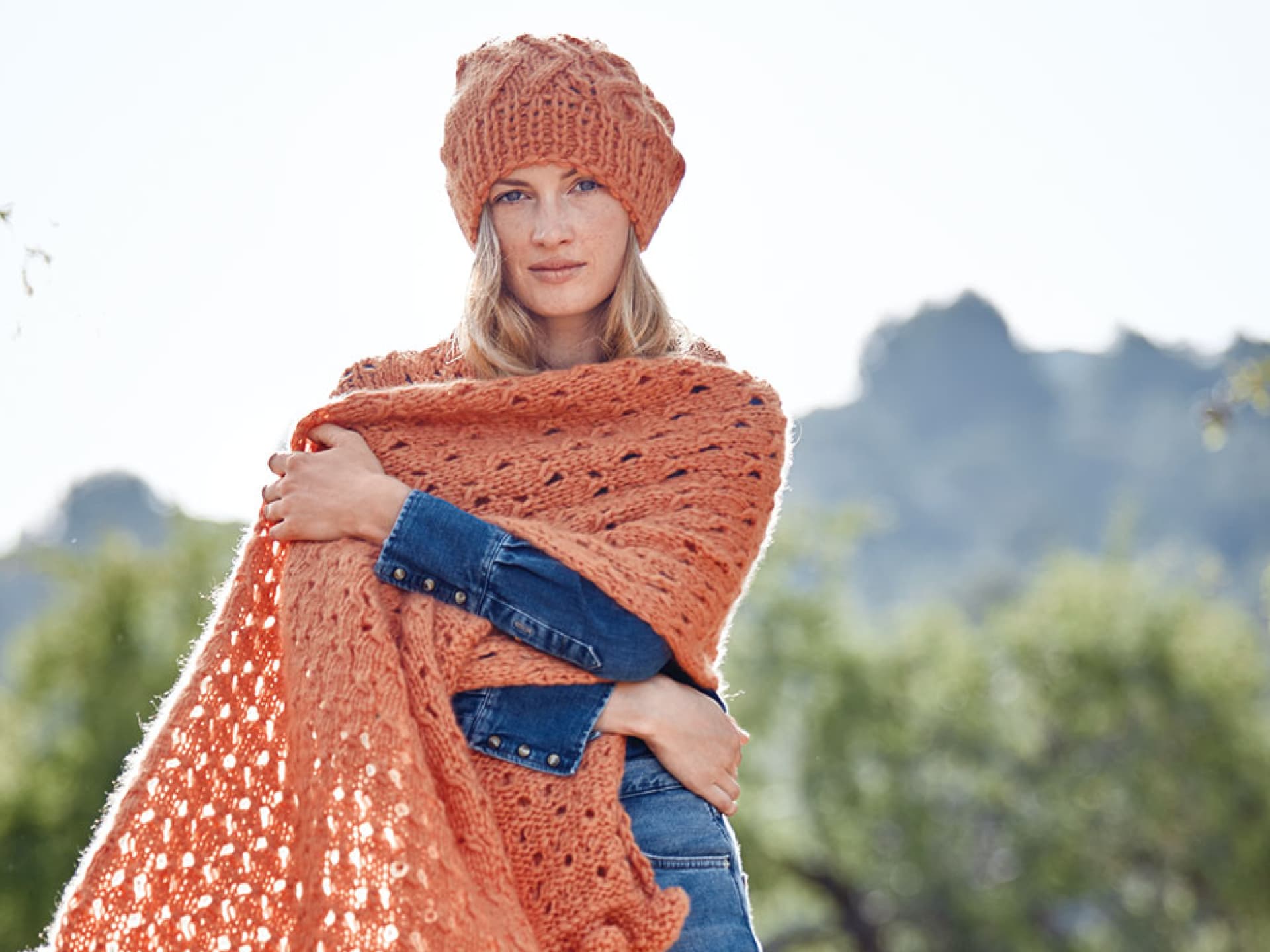 Kostenlose Strickanleitung für Kaschmirmütze und Stola aus lachsfarbener Wolle Model in gestrickter Kaschmirmütze und Stola von Lana Grossa