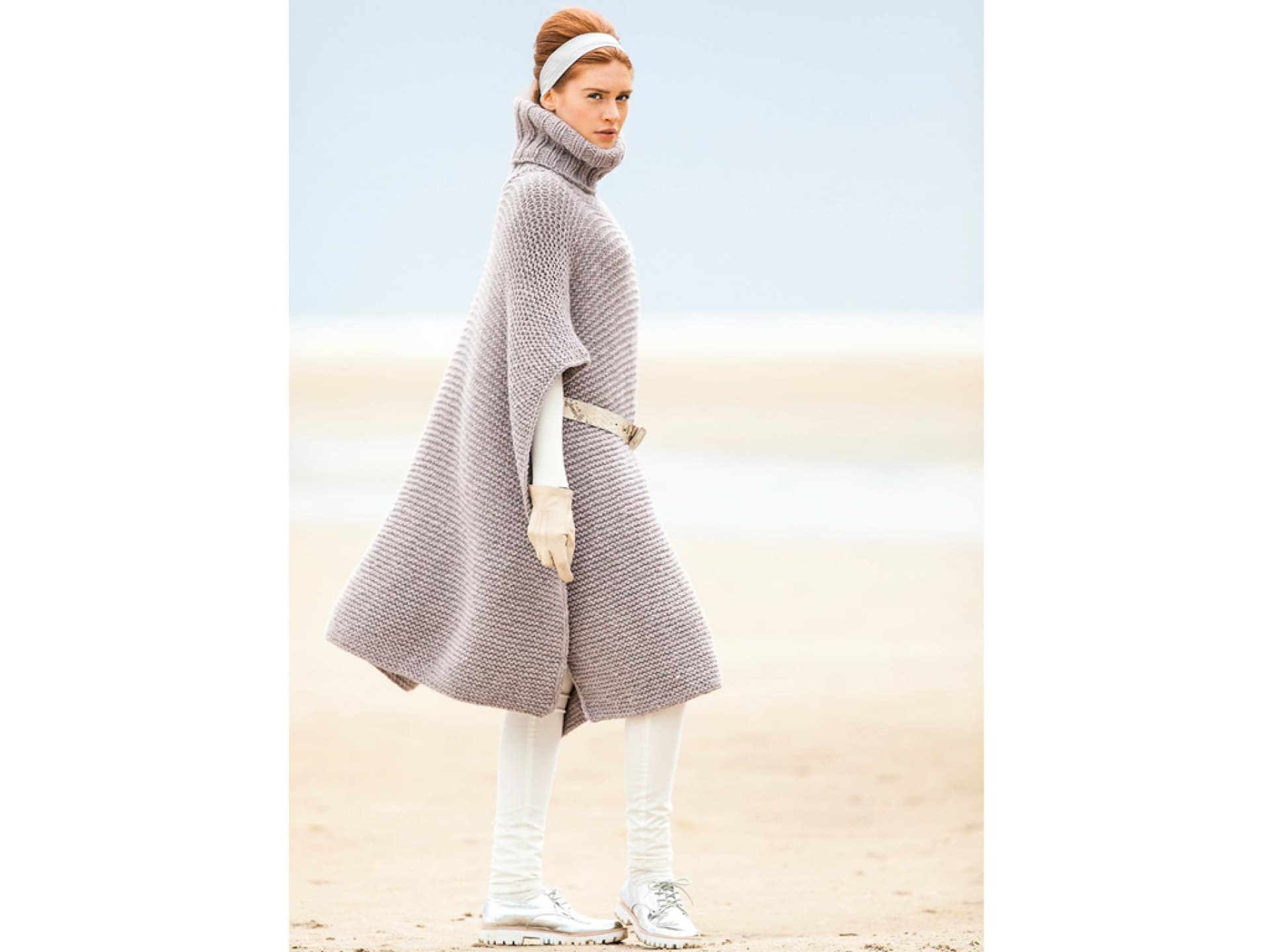 Strickanleitung für den Poncho von Lana Grossa Stricken mit Alpakawolle - Model in gestricktem Poncho