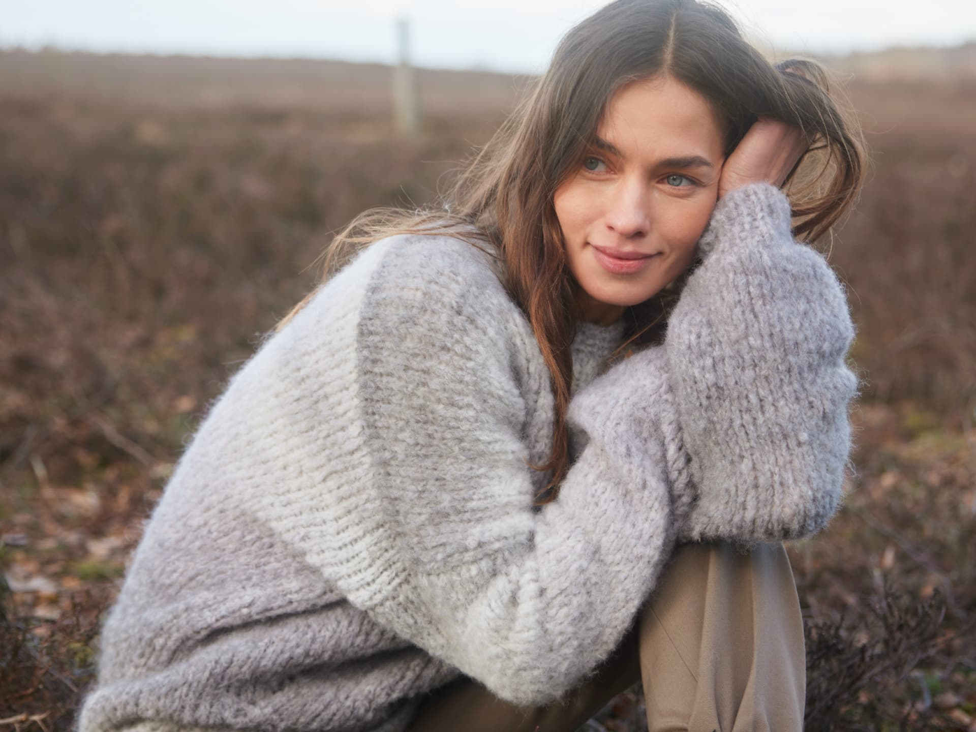 Strickanleitung für den Oversize-Pullover Stricken mit Alpakawolle - Model in Oversize-Pullover