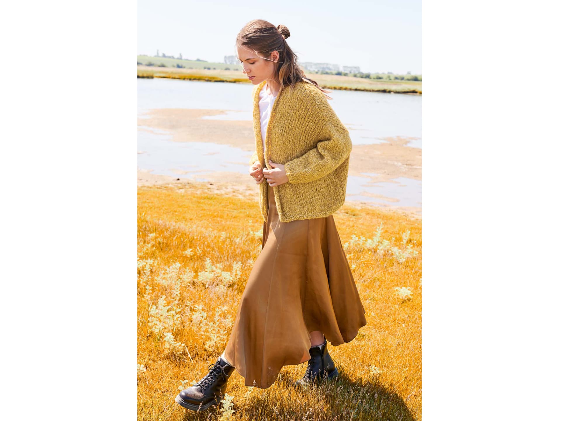 Strickanleitung für den Cardigan mit überlangen Schultern Stricken mit Alpakawolle - Model in Cardigan mit überlangen Schultern