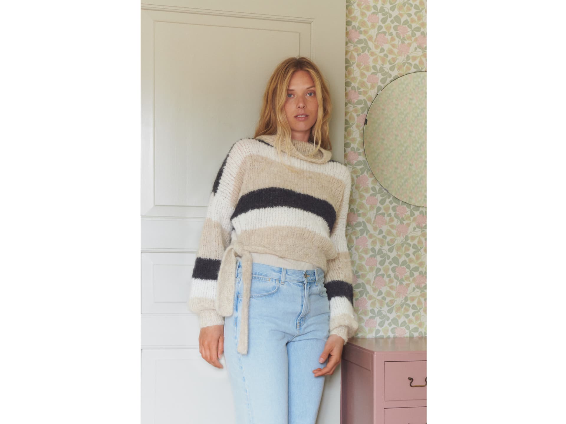 Strickanleitung für den Pullover mit Bindebändern Stricken mit Alpakawolle - Model in gestreiftem Pullover mit Bindebändern