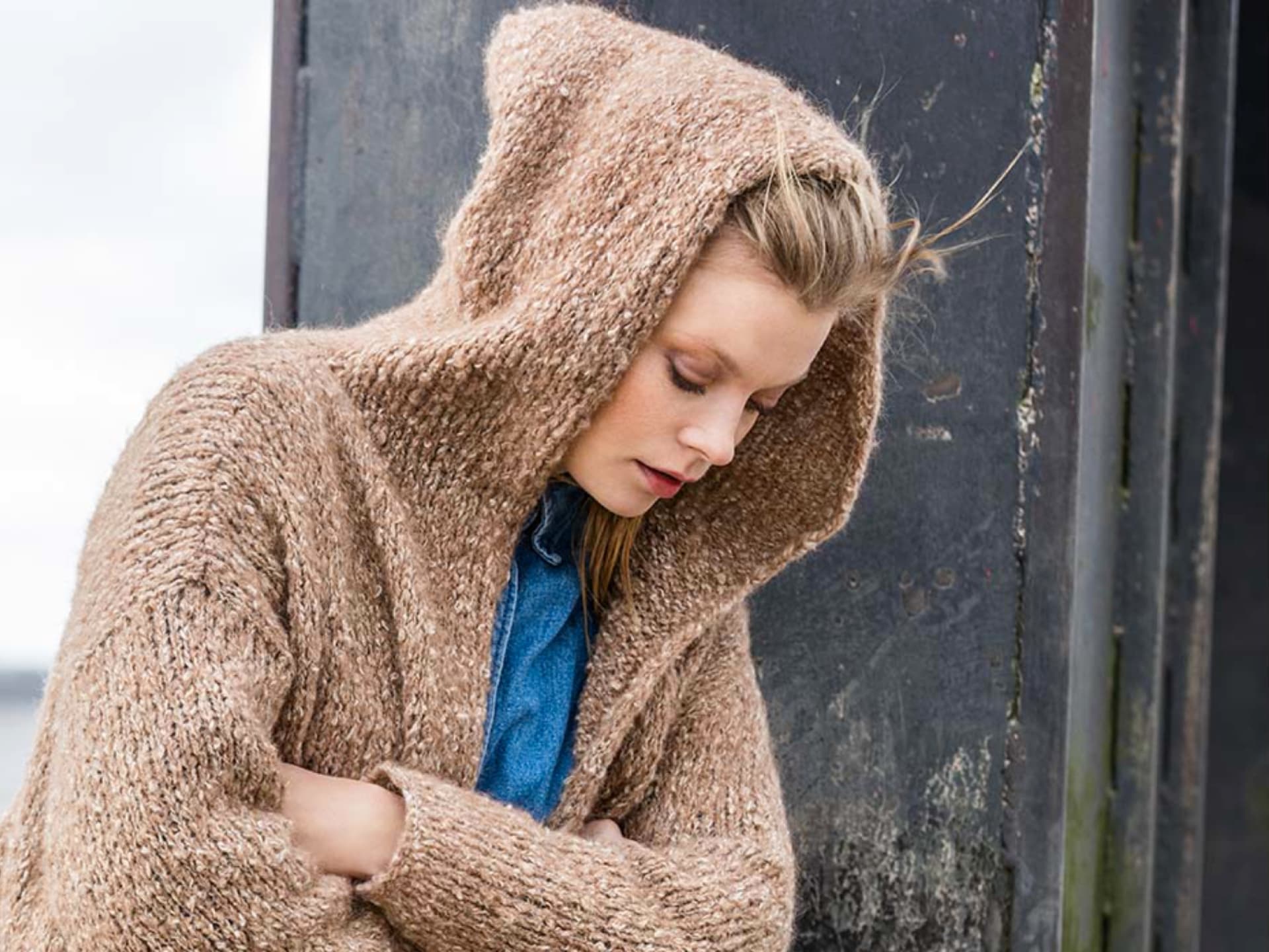 Strickanleitung für die Kapuzenjacke von Lana Grossa Stricken mit Alpakawolle - Model in gestrickter Kapuzenjacke