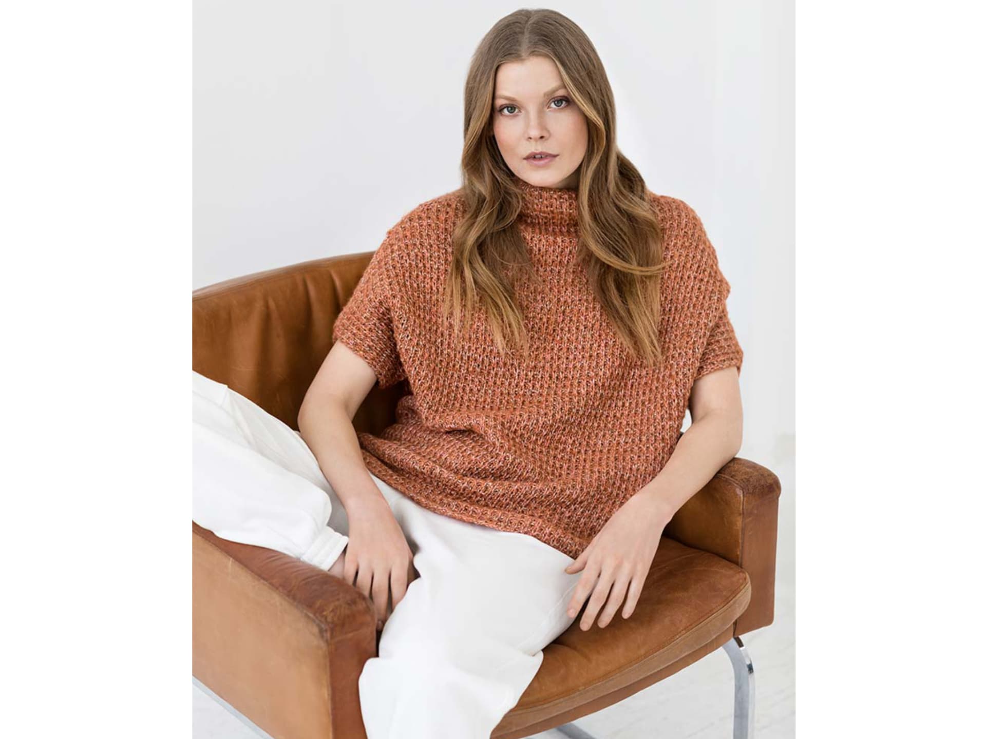 Strickanleitung für den Kurzarm-Pullover Stricken mit Alpakawolle - Model in Kurzarm-Pullover