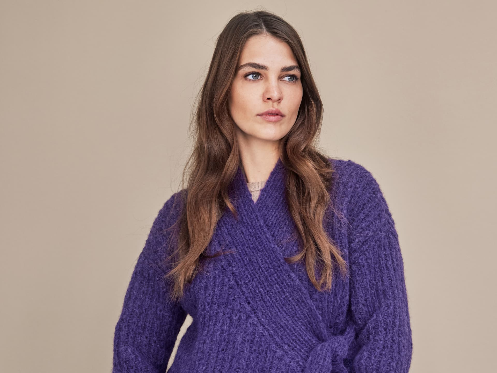Strickanleitung für die Kuschel-Wickeljacke von Lana Grossa Stricken mit Alpakawolle - Model in Kuschel-Wickeljacke