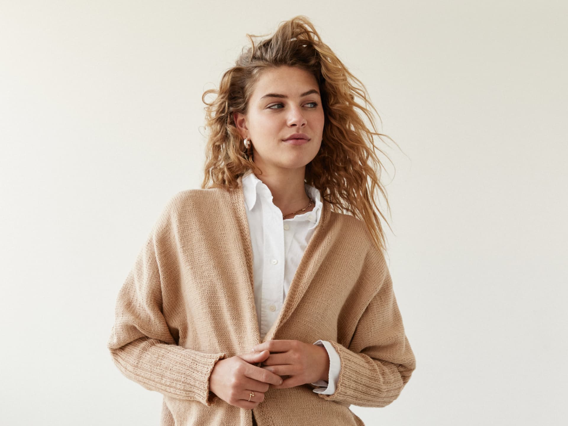 Strickanleitung für den Long Cardigan Stricken mit Alpakawolle - Model in Long Cardigan von Lana Grossa