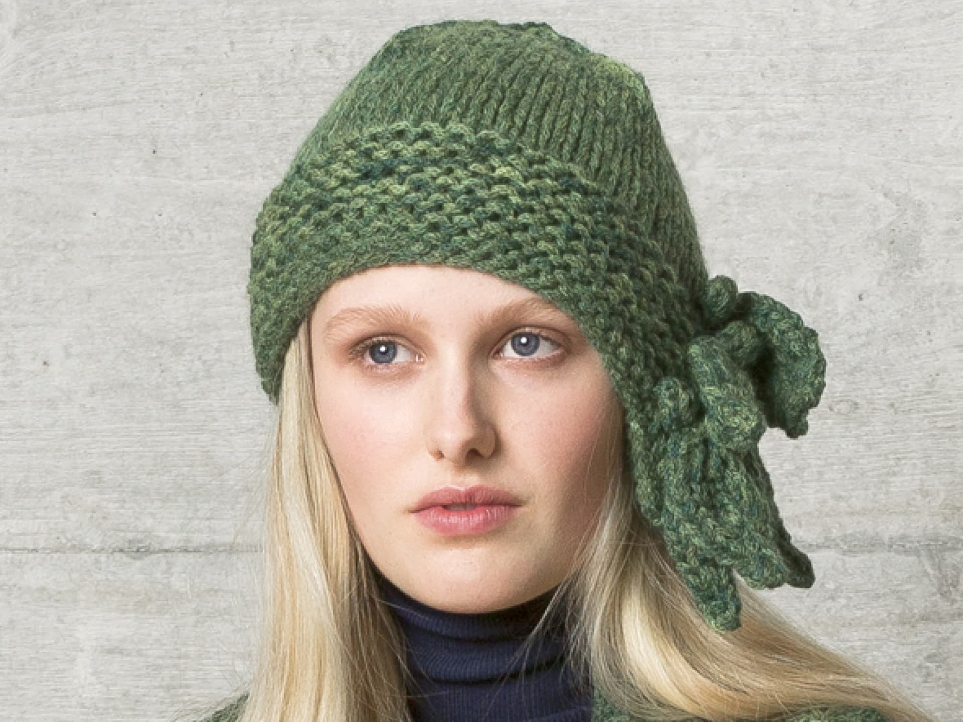 Strickanleitung für die Mütze mit Blattmuster Stricken mit Alpakawolle - Model mit Mütze mit Blattmuster