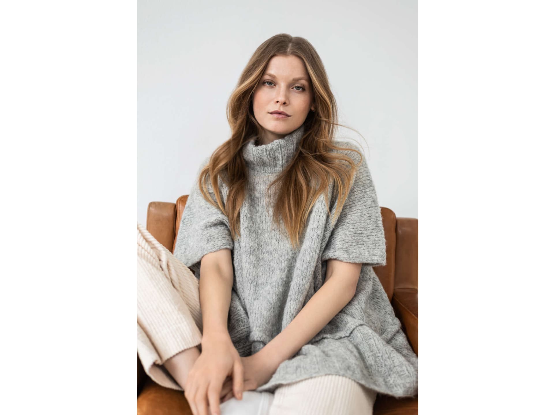 Strickanleitung für den Stehkragen-Poncho von Lana Grossa Stricken mit Alpakawolle - Model in Stehkragen-Poncho