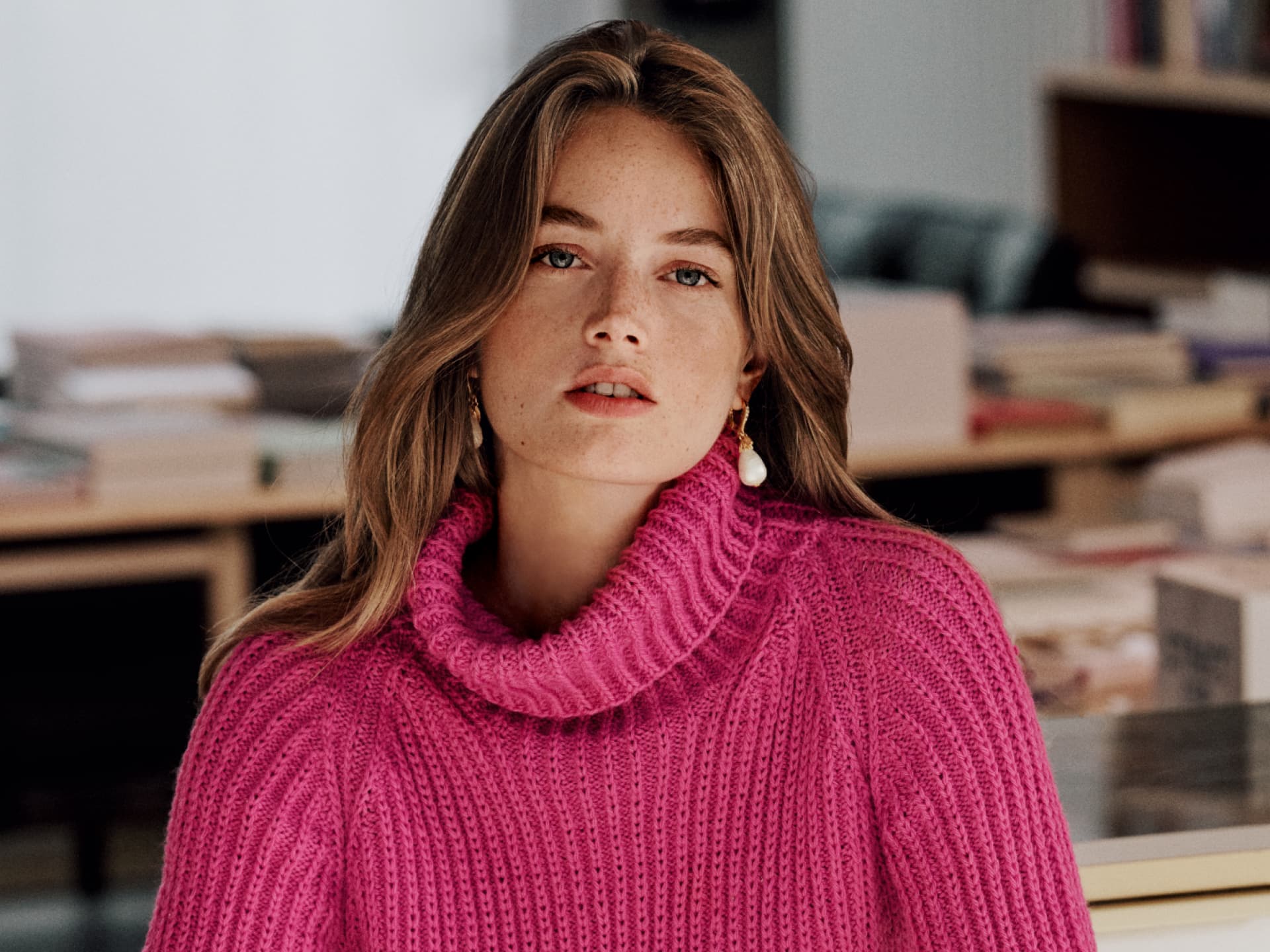 Strickanleitung für den Kurzarm-Rollkragenpullover Stricken mit Alpakawolle - Model in pinkem Kurzarm-Rollkragenpullover