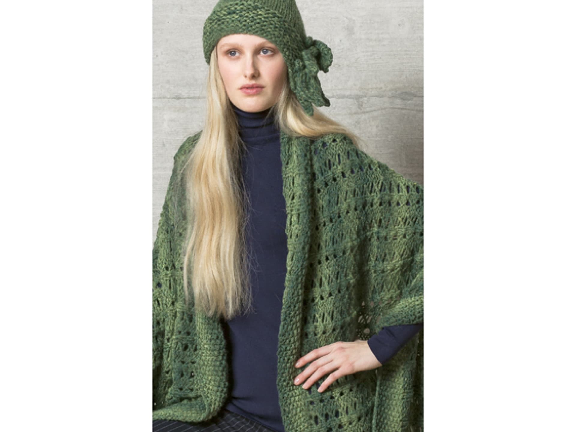 Strickanleitung für das Schultertuch in Grüntönen Stricken mit Alpakawolle - Model mit grünem Schultertuch