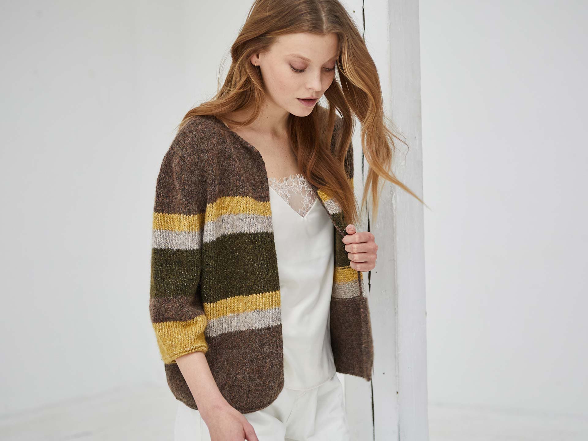 Strickanleitung für die Strickjacke mit Blockstreifen Stricken mit Alpakawolle - Model in Strickjacke mit Blockstreifen