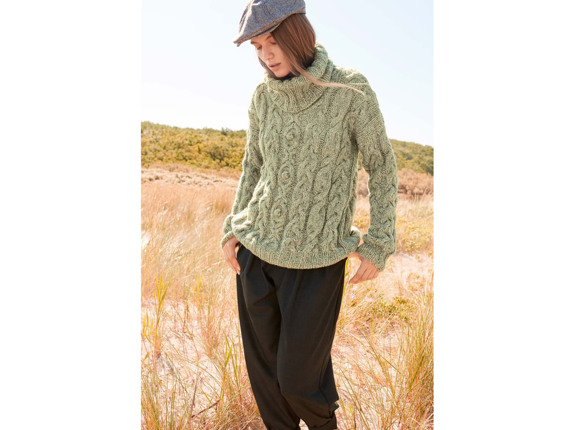 Strickanleitung für den Rollkragenpullover mit Zopfmuster Stricken mit Alpakawolle - Model in Rollkragenpullover mit Zopfmuster