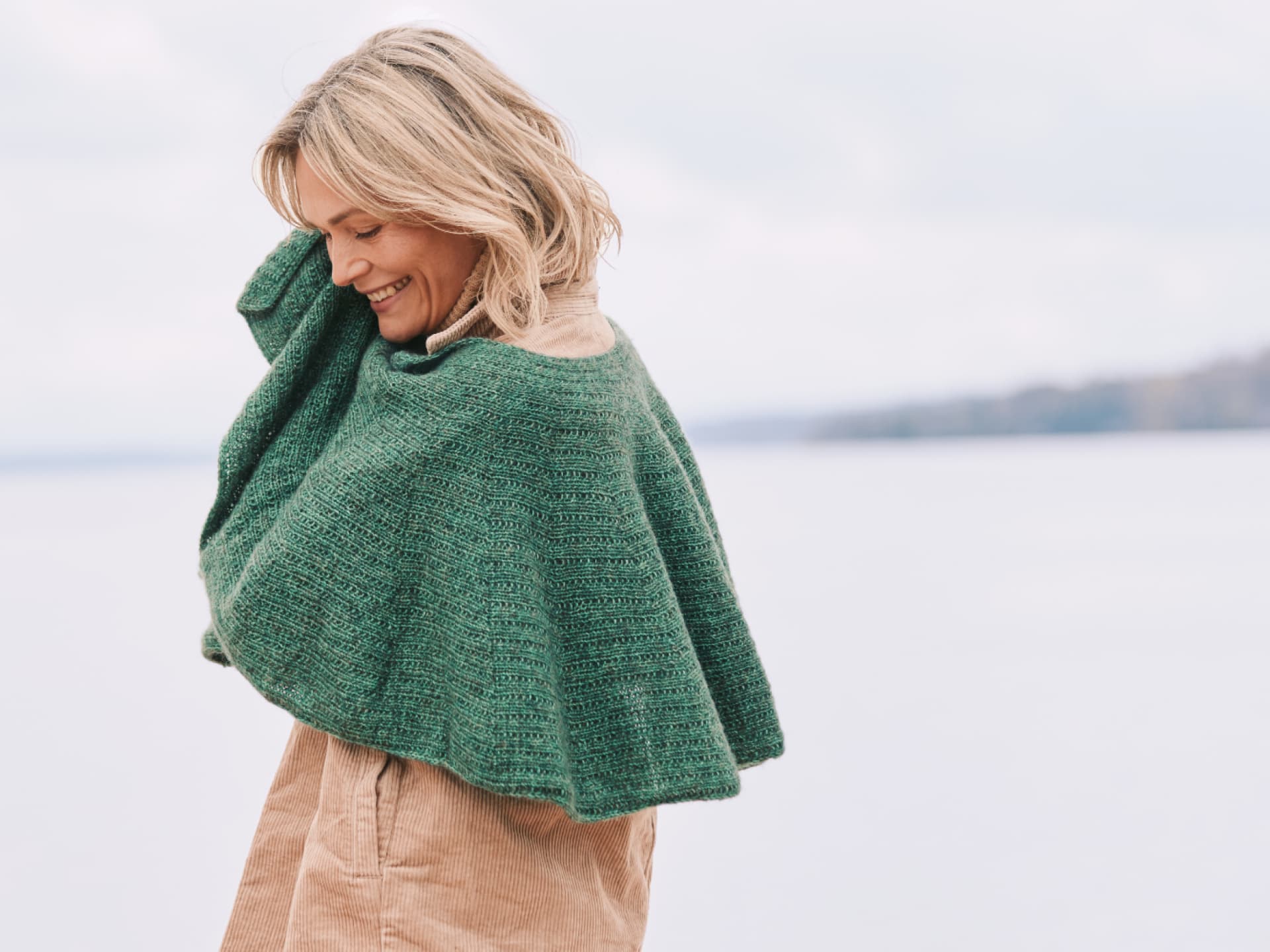 Die schönsten Strickanleitungen aus Alpakawolle - kostenlos zum Nachstricken Model mit Strick-Stola aus Alpakawolle von Lana Grossa