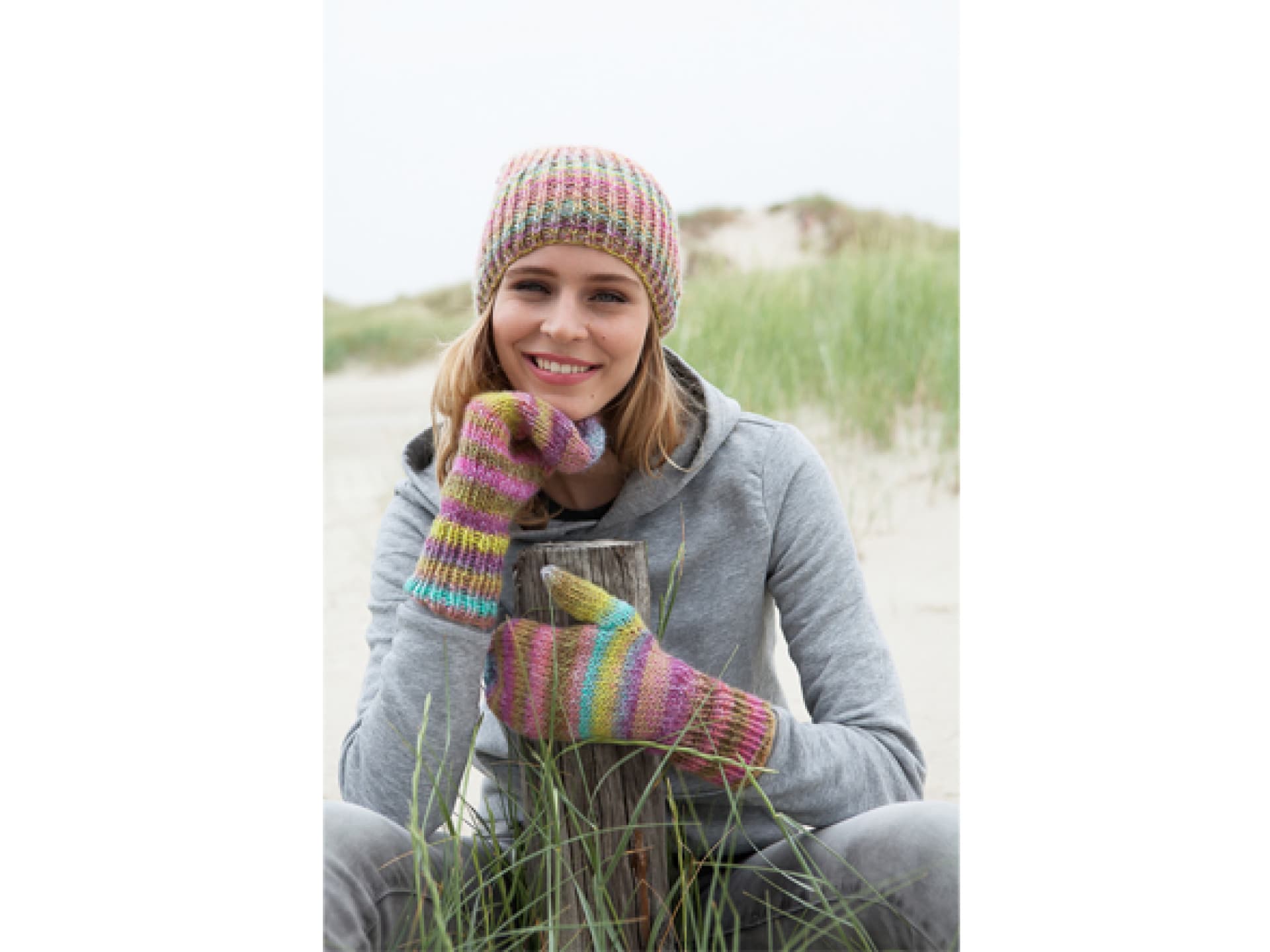 Strickanleitung für Strickmütze und Handschuhe in Regenbodenfarben Stricken mit Merinowolle - Strickmütze und Handschuhe in Regenbodenfarben