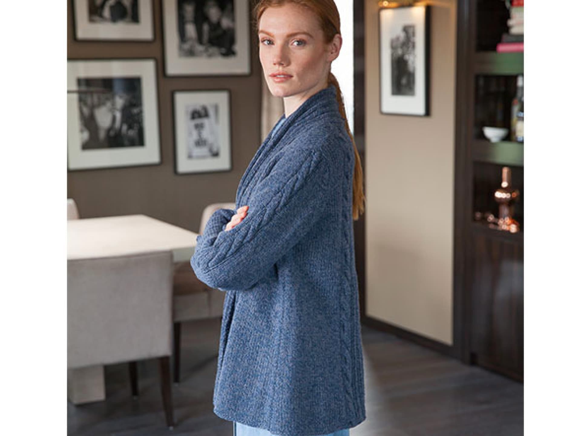 Strickanleitung für den Zopfmuster-Cardigan von Lana Grossa Stricken mit Merinowolle - Zopfmuster-Cardigan mit Schalkragen von Lana Grossa