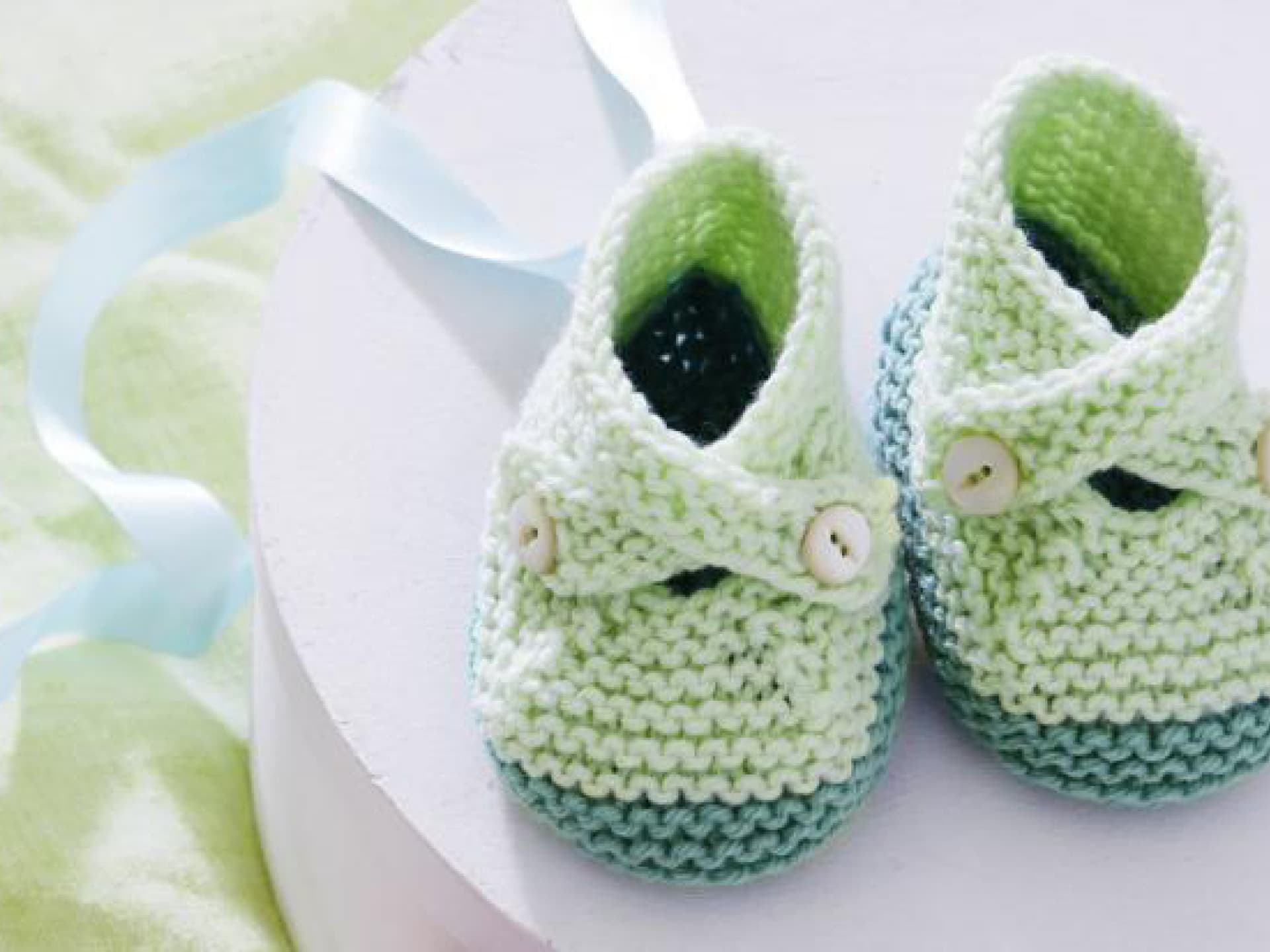 Strickanleitung für niedliche Babyschuhe aus Wollresten Wollreste verwerten - gestrickte Babyschuhe