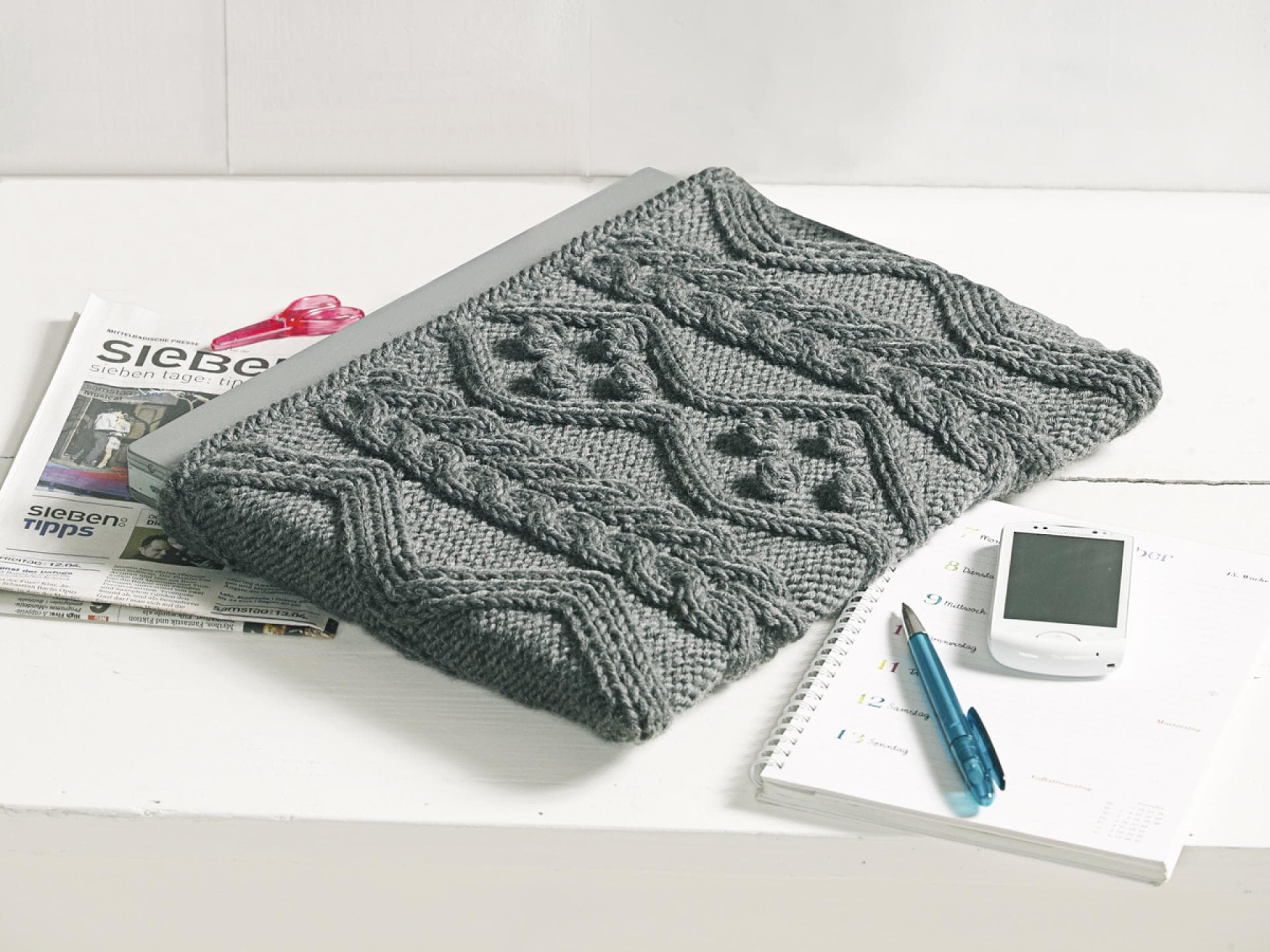 Strickanleitung für die Laptoptasche mit Zopfmuster Wollreste verwerten - gestrickte Laptoptasche mit Zopfmuster