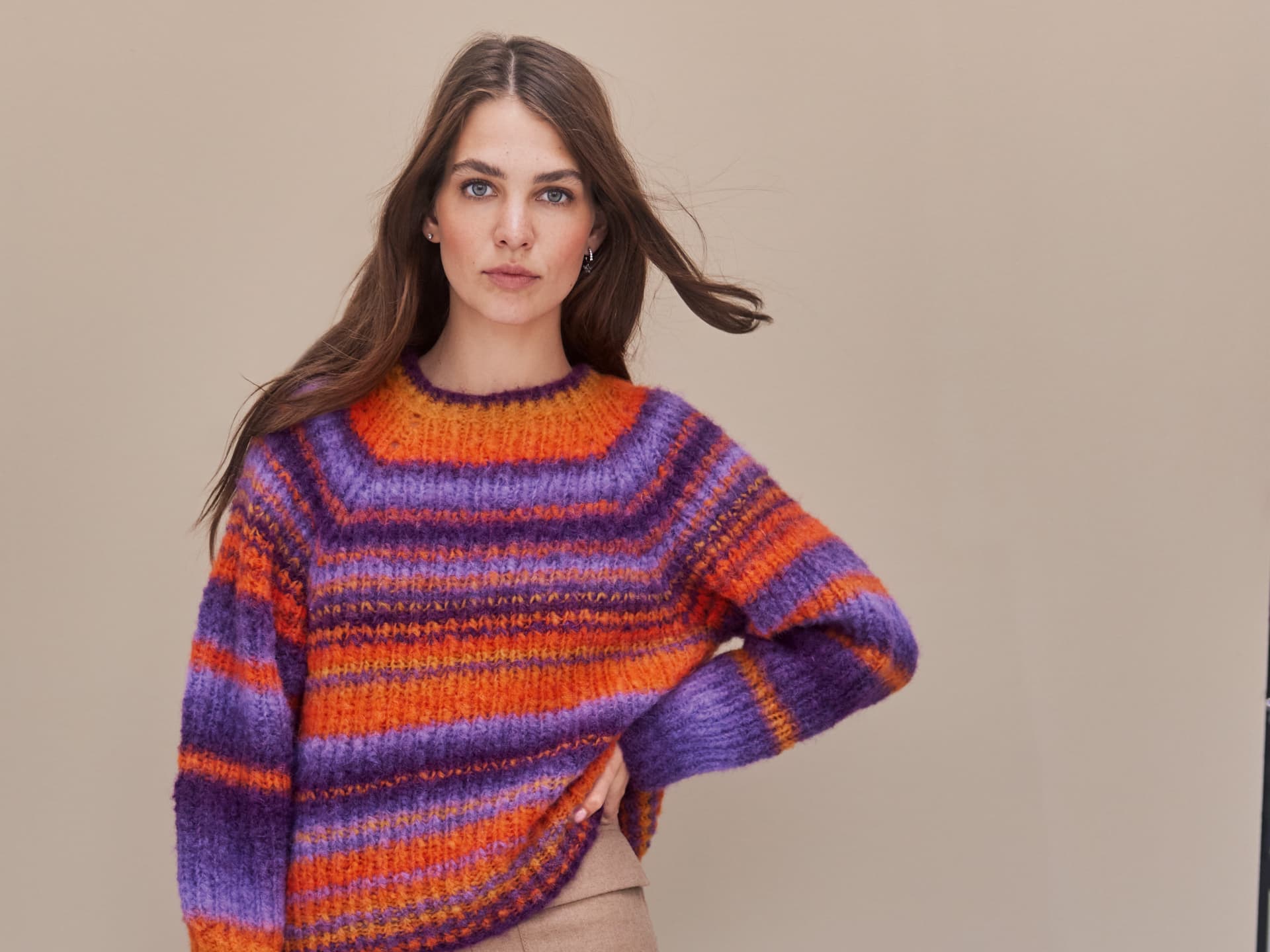 Strickanleitung für den bunten Streifenpullover mit Fun-Faktor Model in buntem Streifenpullover mit Fun-Faktor von Lana Grossa