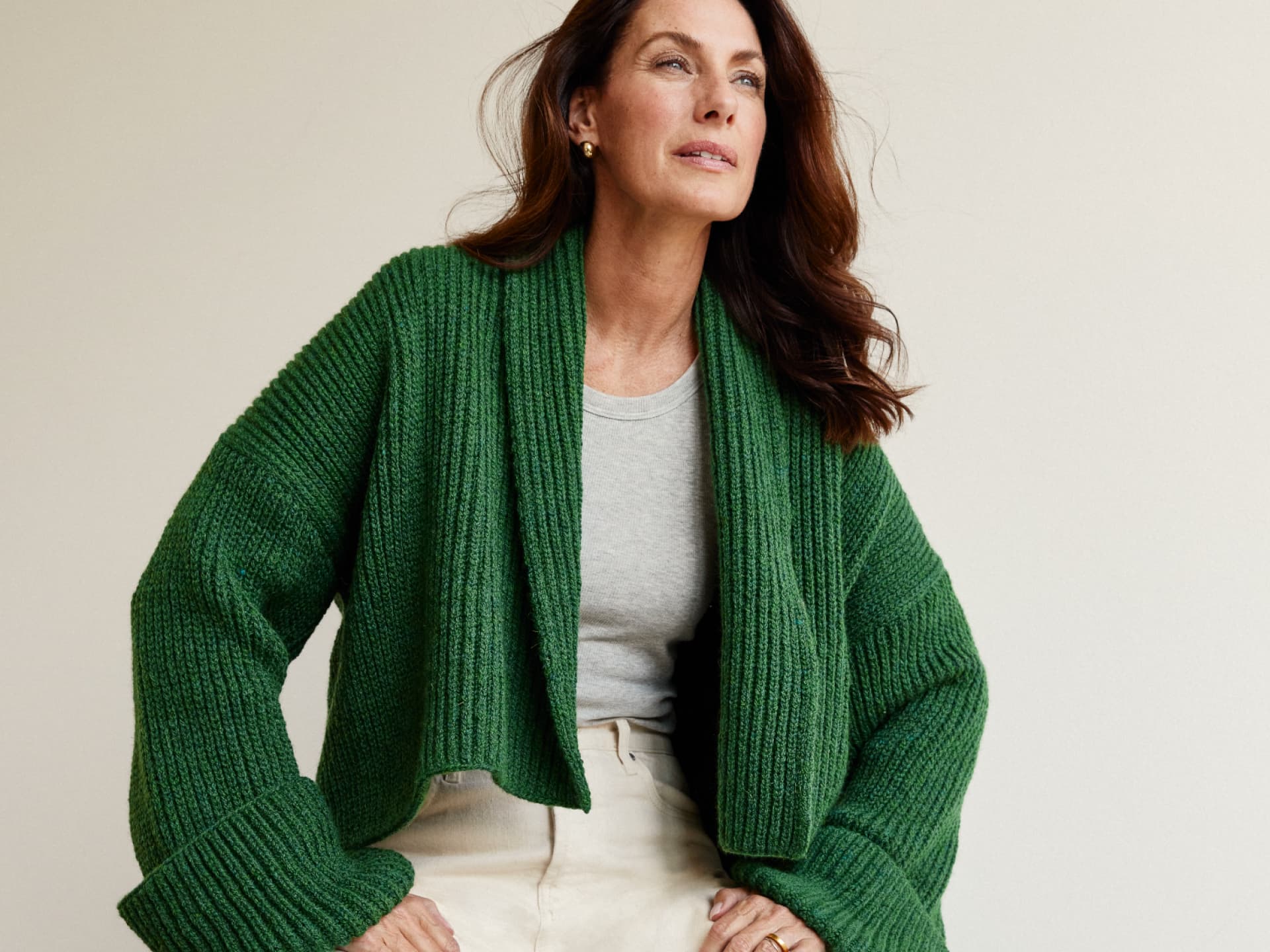 Strickanleitung für die verkürzte Strickjacke von Lana Grossa Stricken für den Frühling - Model in verkürzter Strickjacke von Lana Grossa